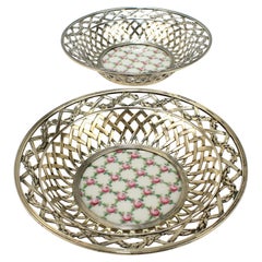 Coppia di antiche ciotole reticolate in argento sterling con placche in porcellana di Sevres