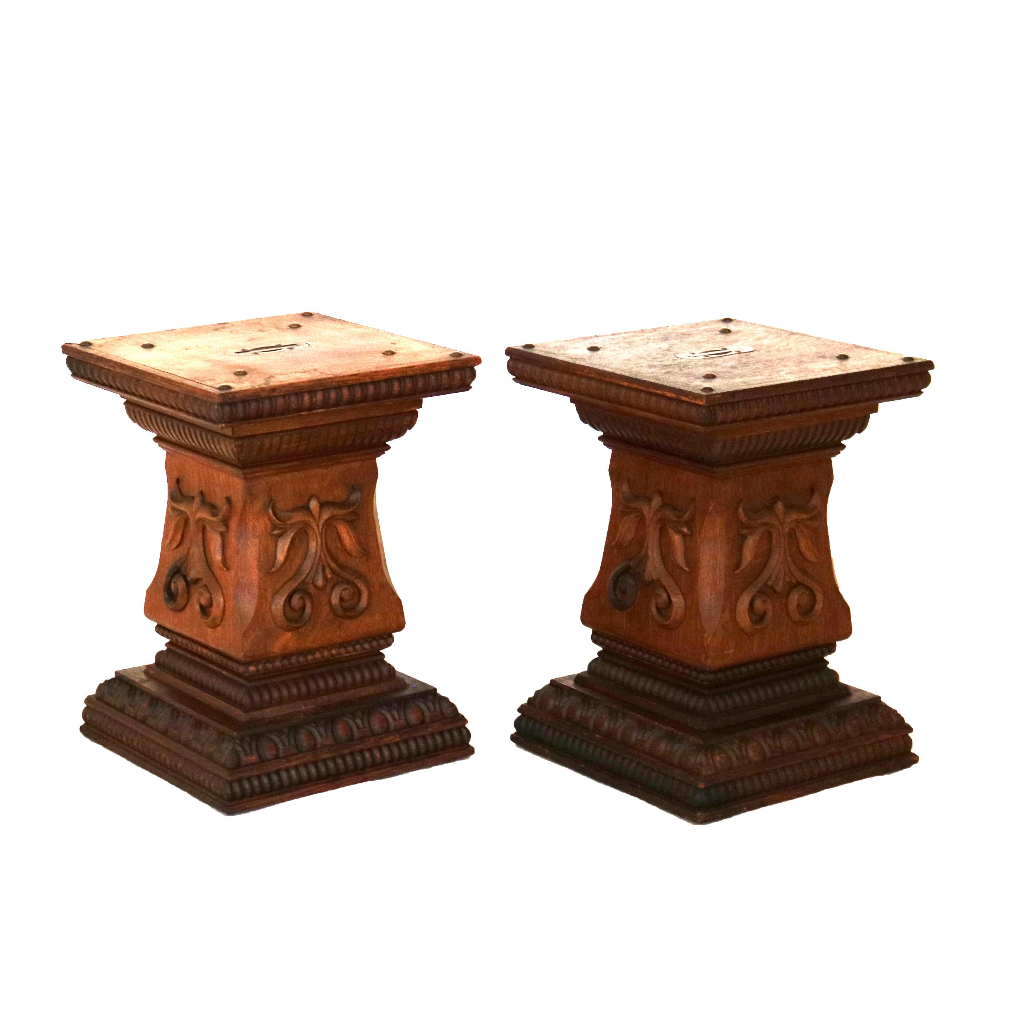 Pareja de relojes antiguos RJ Horner Attr. Pedestales Escultura Foliada de Roble Tallado C1900 en venta 1