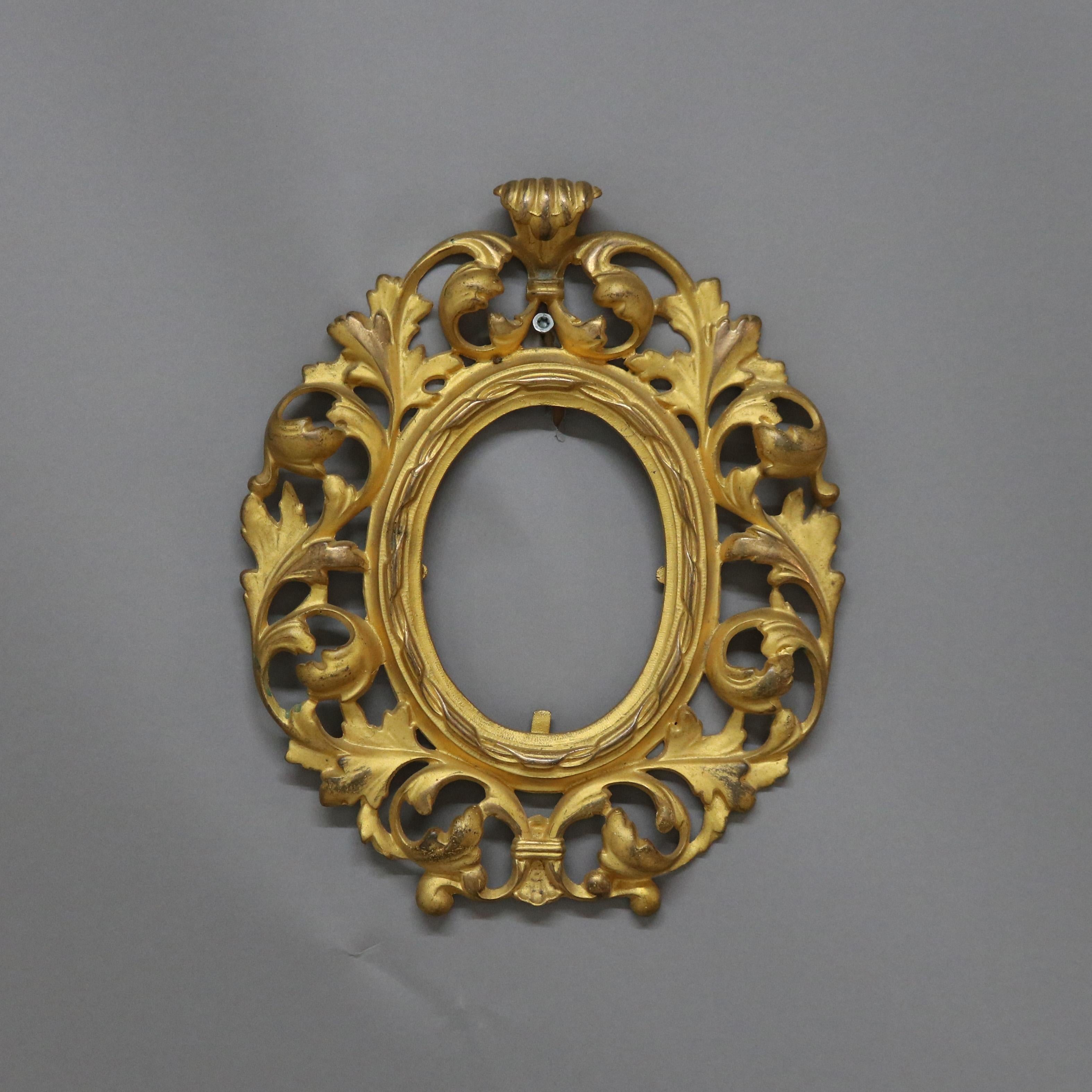 Pareja de marcos antiguos rococó de bronce dorado con forma foliada C1900 Vaciado en venta