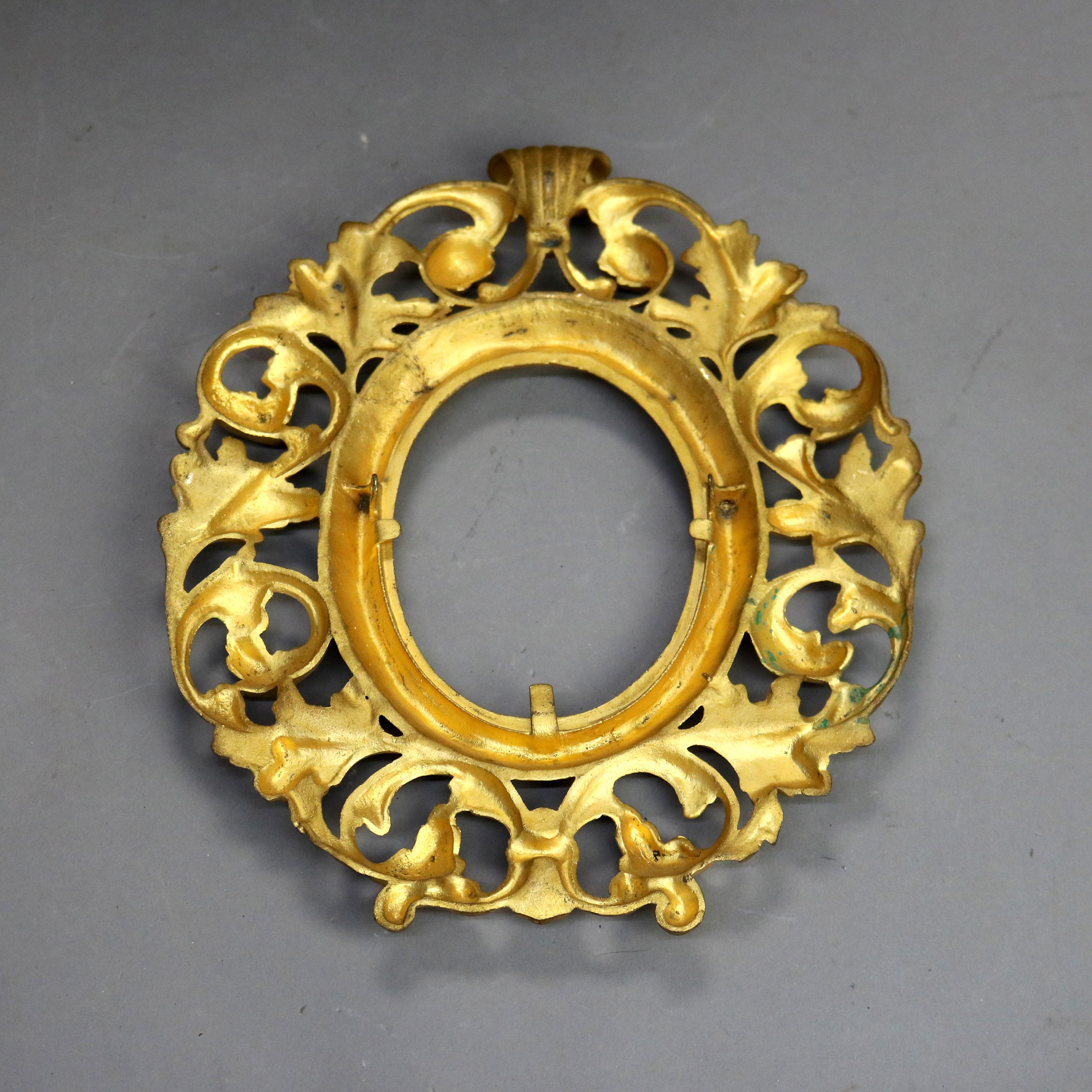 Pareja de marcos antiguos rococó de bronce dorado con forma foliada C1900 en venta 1