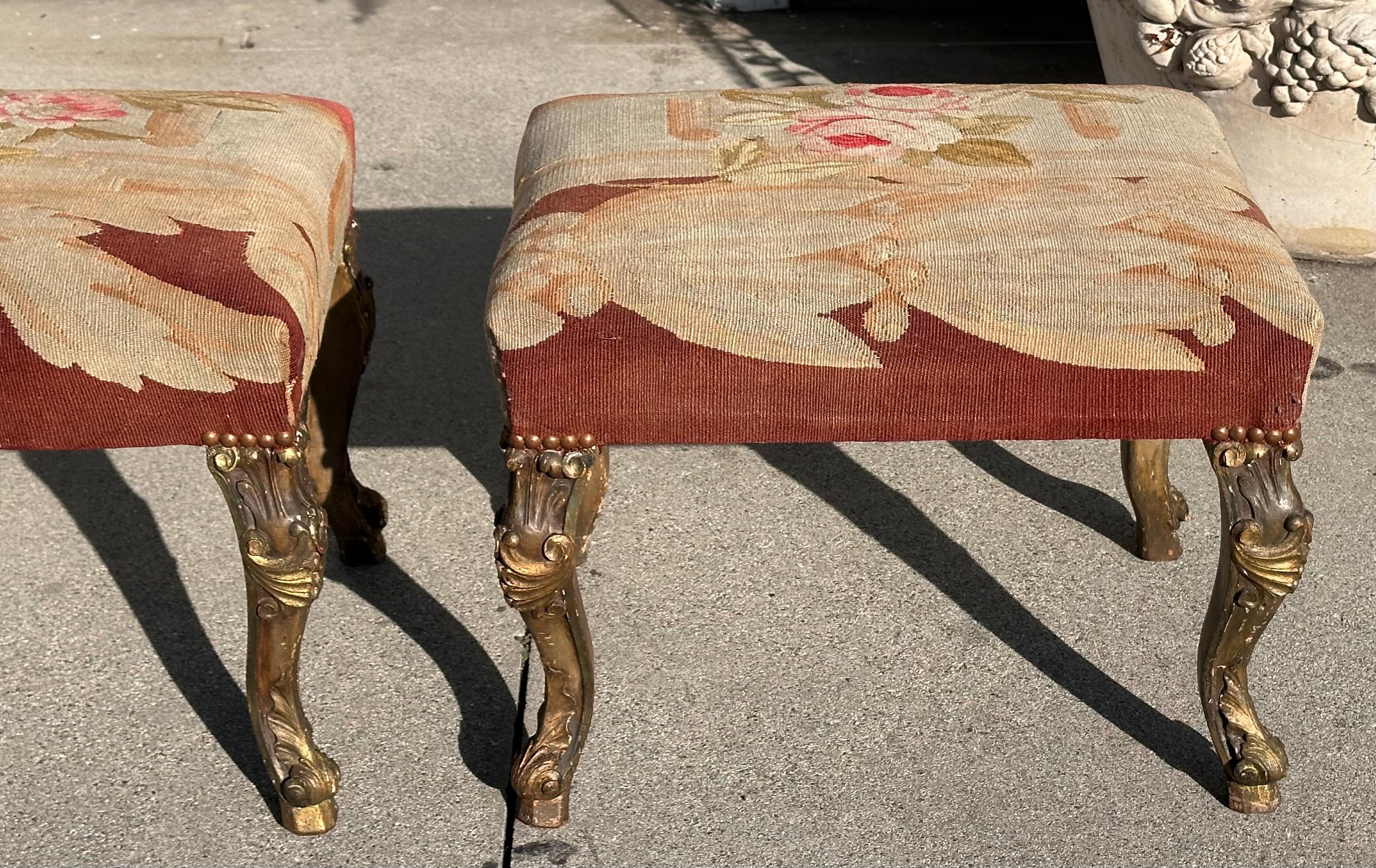 Rococo Paire de tabourets rococo en bois doré avec tapisserie d'Aubusson du 18e siècle en vente
