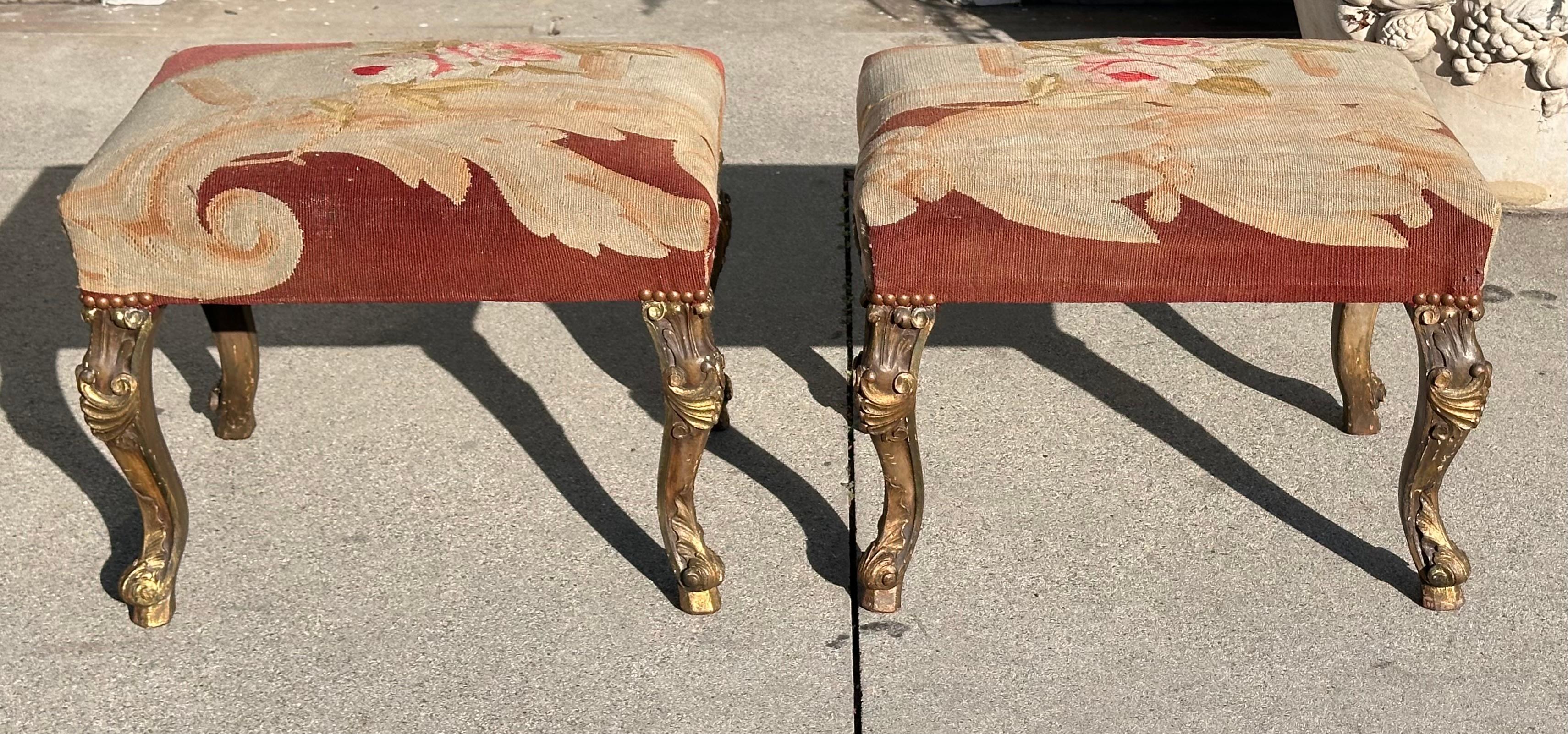 Français Paire de tabourets rococo en bois doré avec tapisserie d'Aubusson du 18e siècle en vente