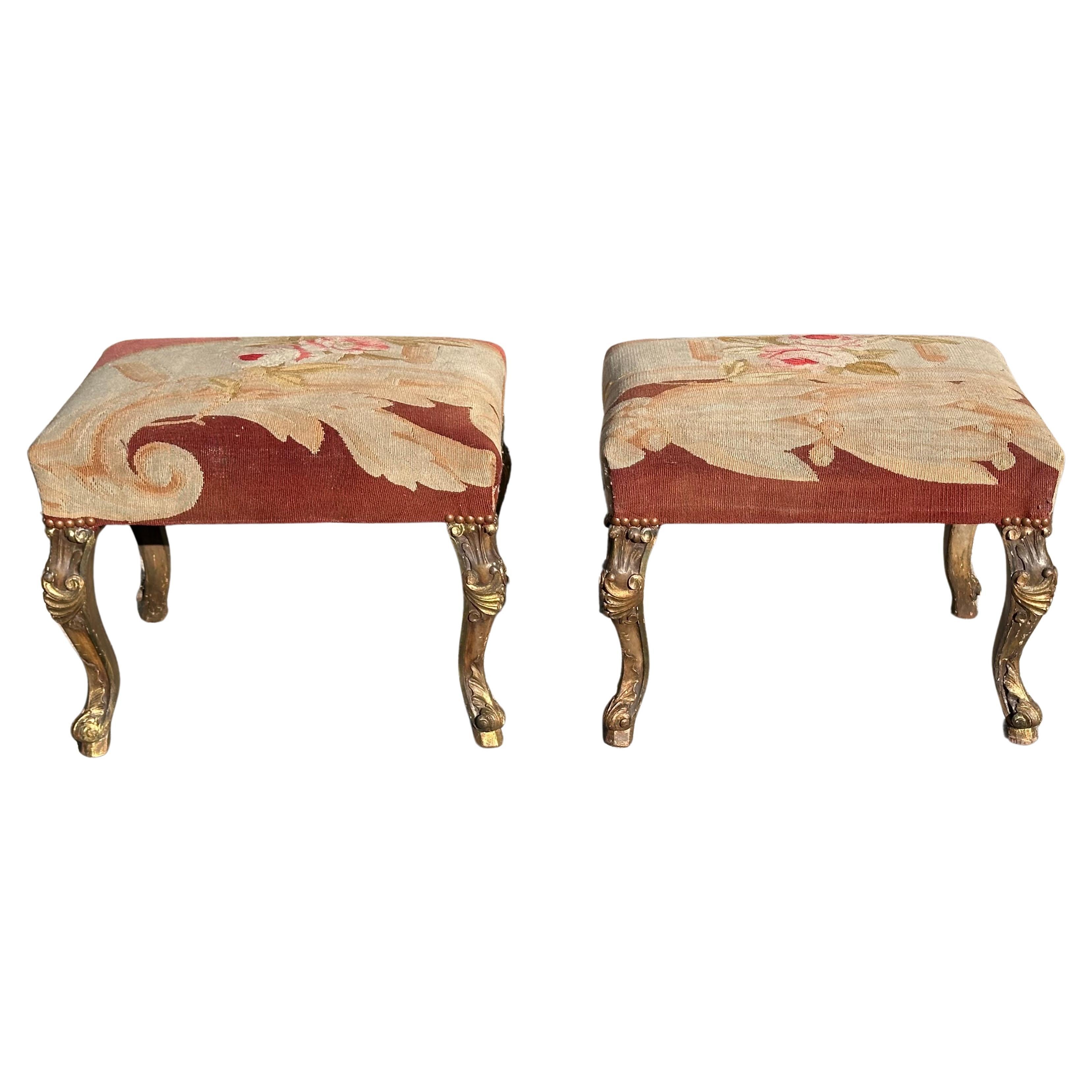 Paire de tabourets rococo en bois doré avec tapisserie d'Aubusson du 18e siècle en vente