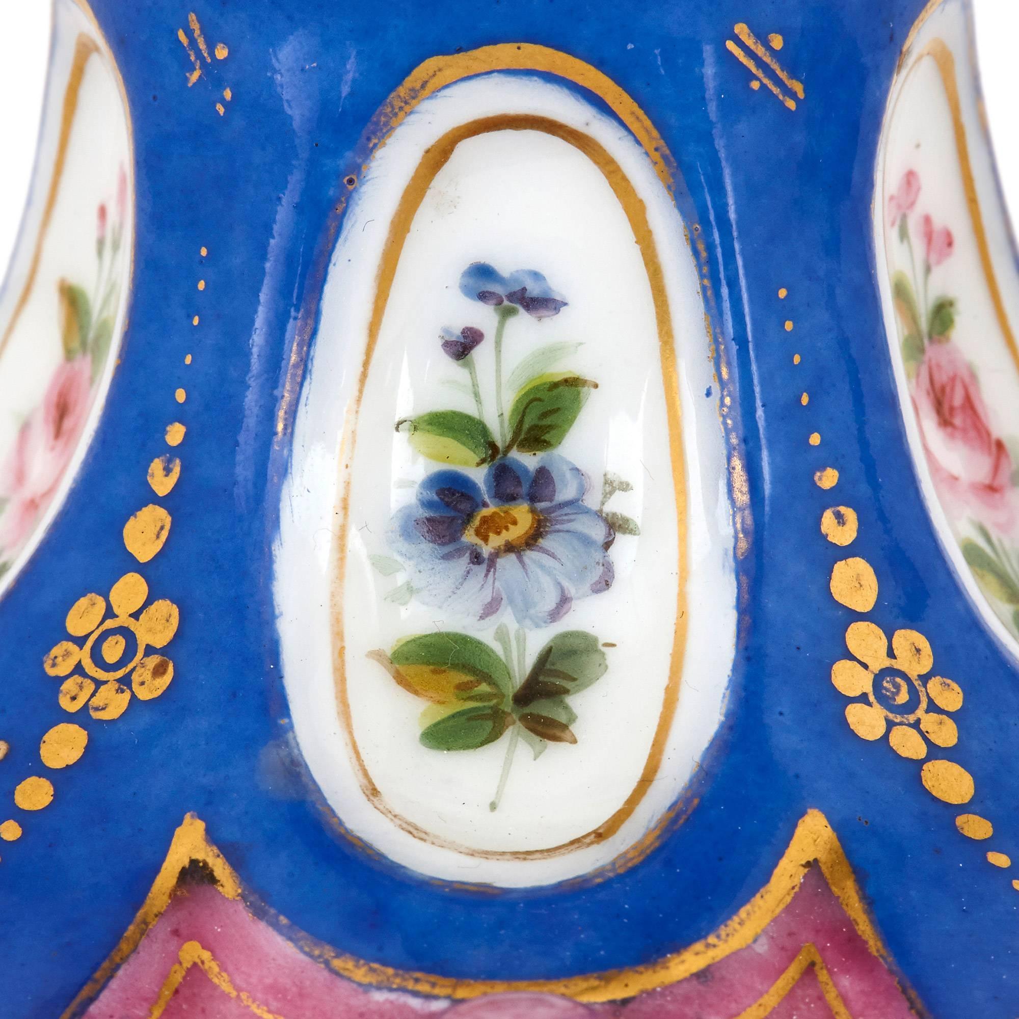 Rococò Coppia di antichi candelieri in porcellana russa in stile rococò in vendita