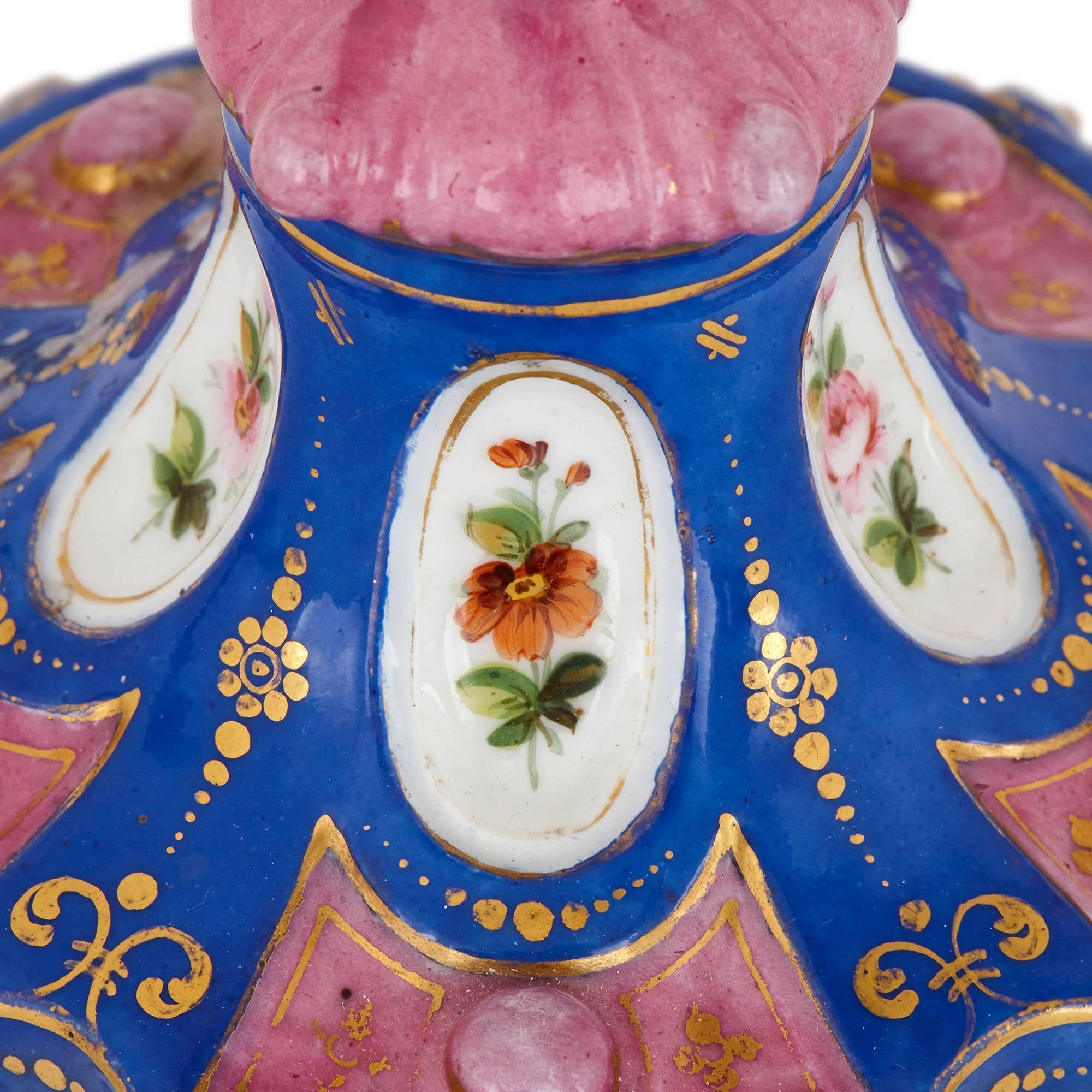 Ein Paar antike russische Porzellan-Kerzenständer im Rokoko-Stil (Russisch) im Angebot