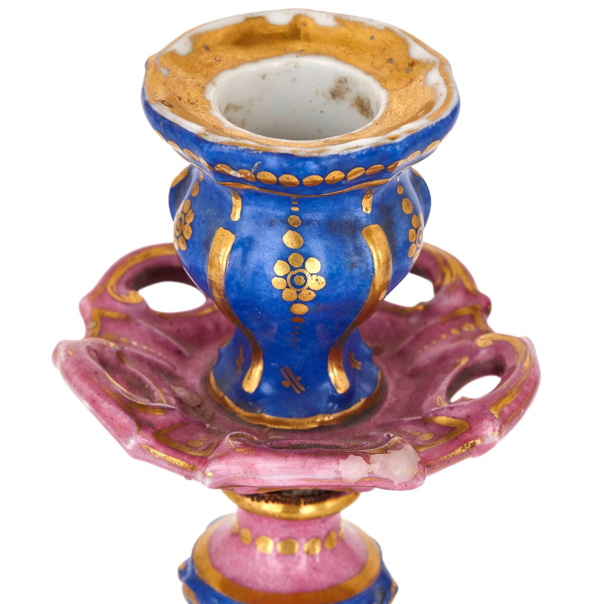 Ein Paar antike russische Porzellan-Kerzenständer im Rokoko-Stil (Vergoldet) im Angebot
