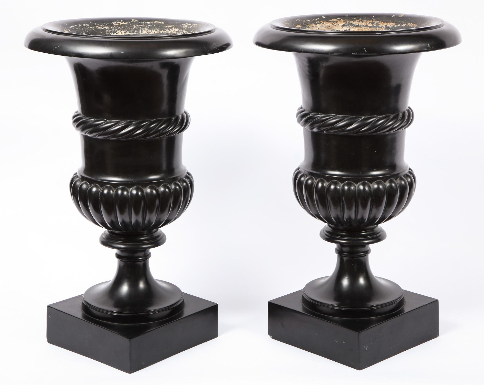 Paire de vases ou urnes en forme de campagne romaine néoclassique ancienne en Scagliola noire en vente 3