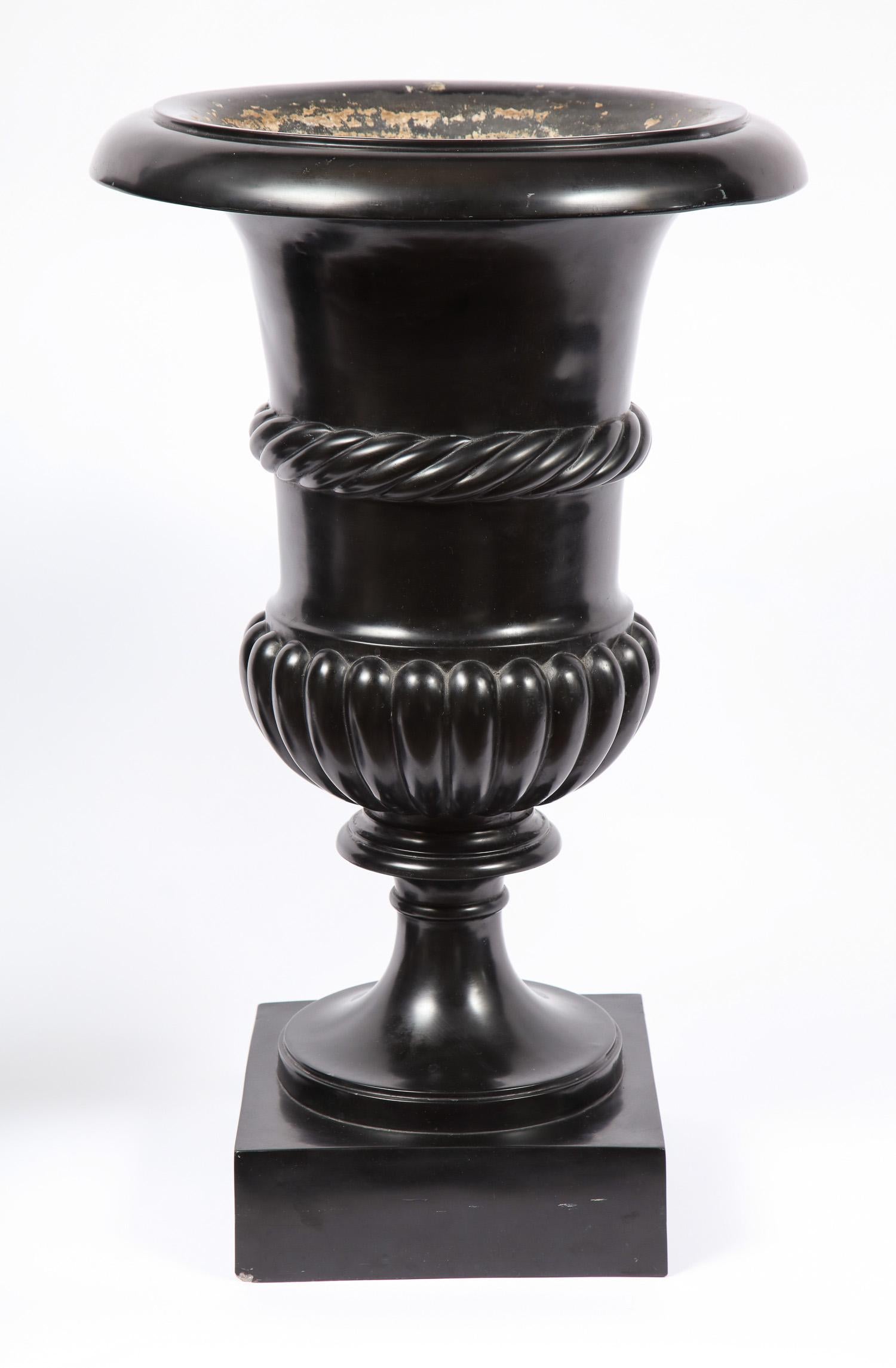 Néoclassique Paire de vases ou urnes en forme de campagne romaine néoclassique ancienne en Scagliola noire en vente