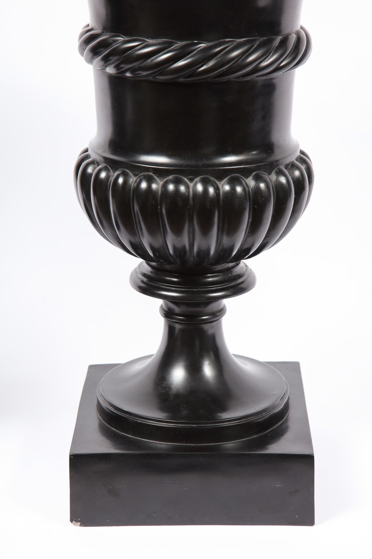 italien Paire de vases ou urnes en forme de campagne romaine néoclassique ancienne en Scagliola noire en vente
