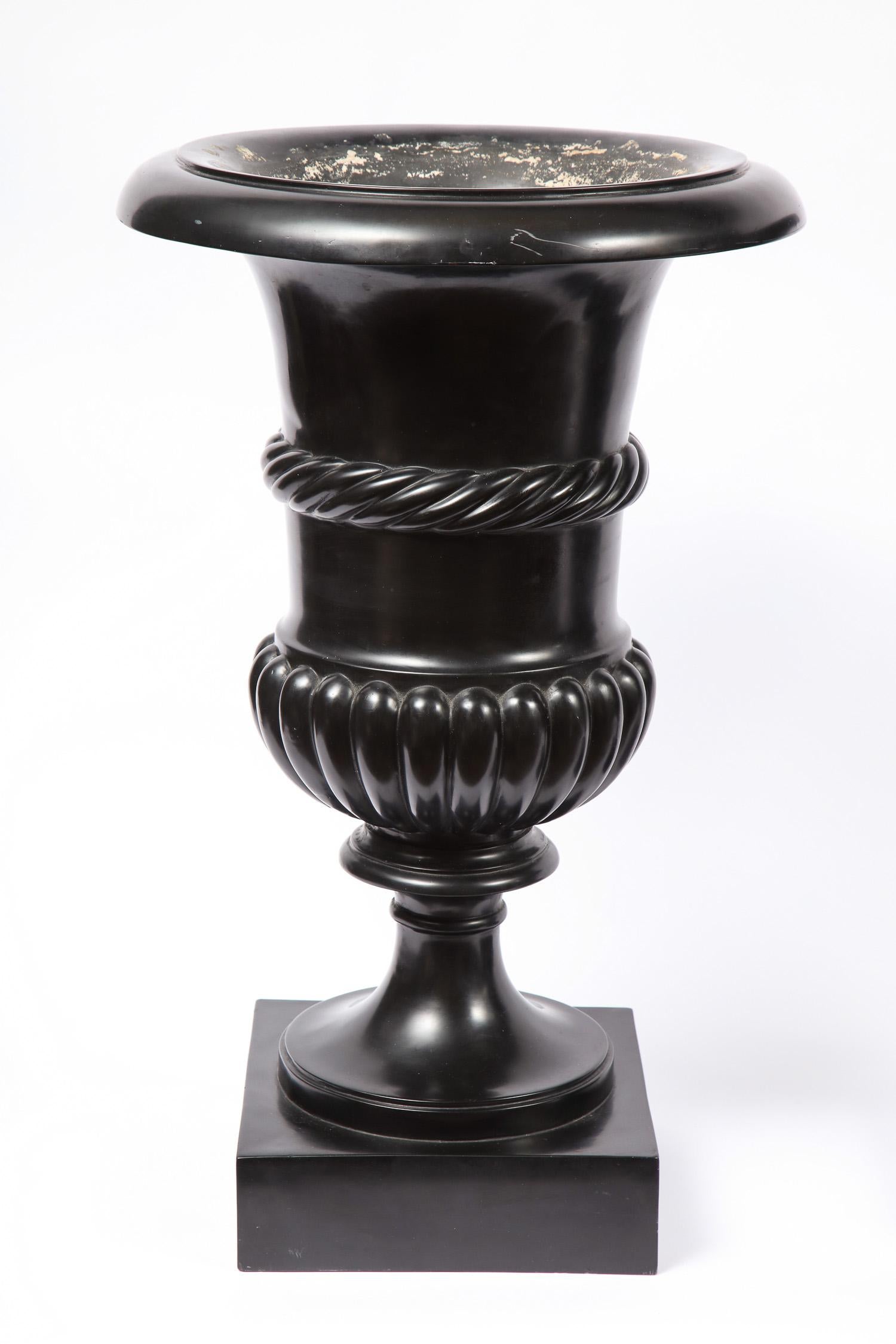 Sculpté à la main Paire de vases ou urnes en forme de campagne romaine néoclassique ancienne en Scagliola noire en vente