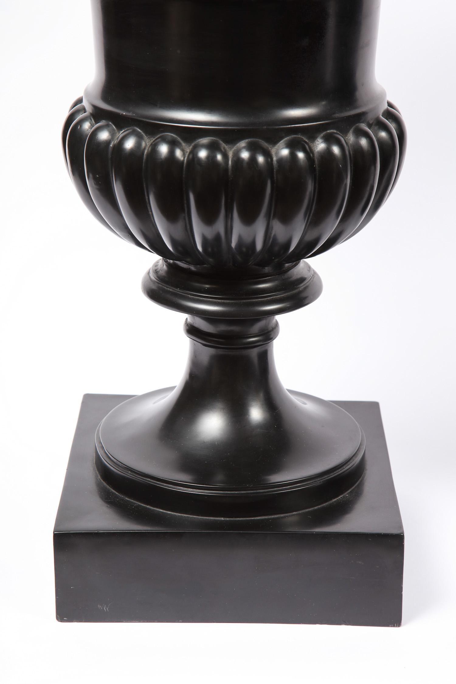 Paire de vases ou urnes en forme de campagne romaine néoclassique ancienne en Scagliola noire Bon état - En vente à New York, NY