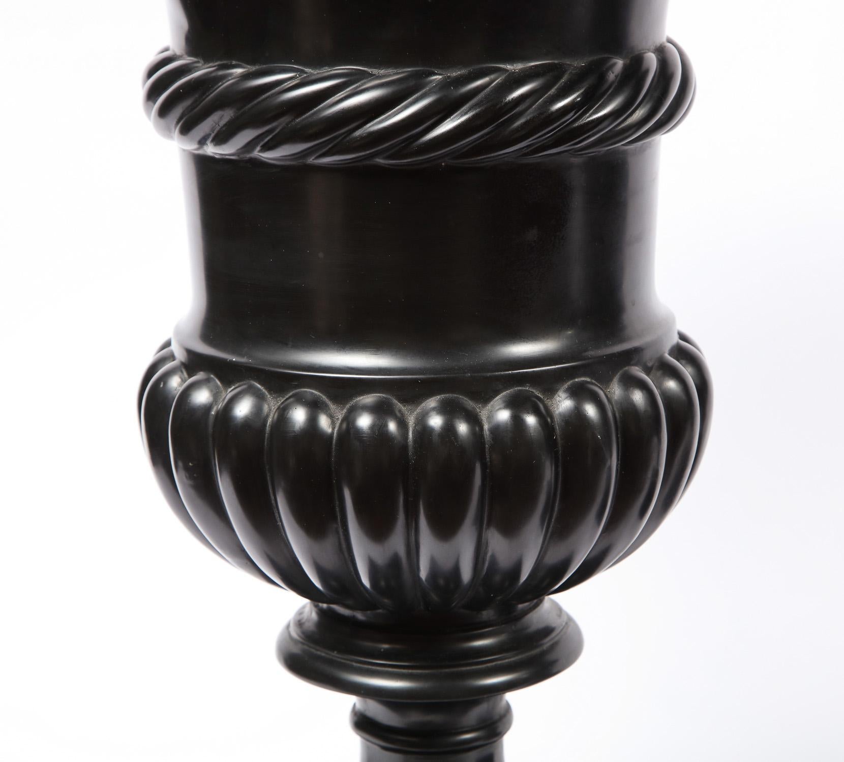 Début du XIXe siècle Paire de vases ou urnes en forme de campagne romaine néoclassique ancienne en Scagliola noire en vente
