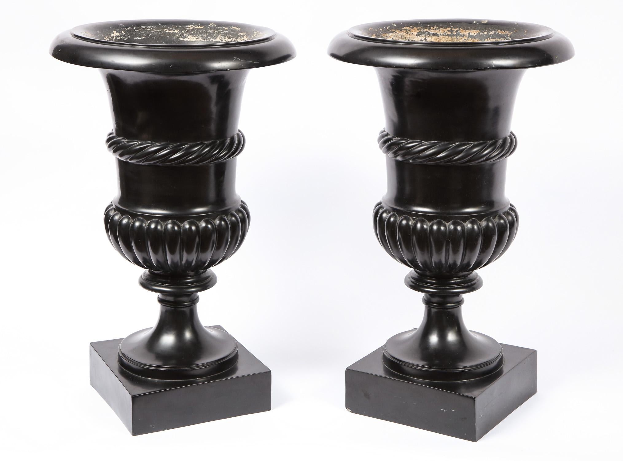Paire de vases ou urnes en forme de campagne romaine néoclassique ancienne en Scagliola noire en vente 1