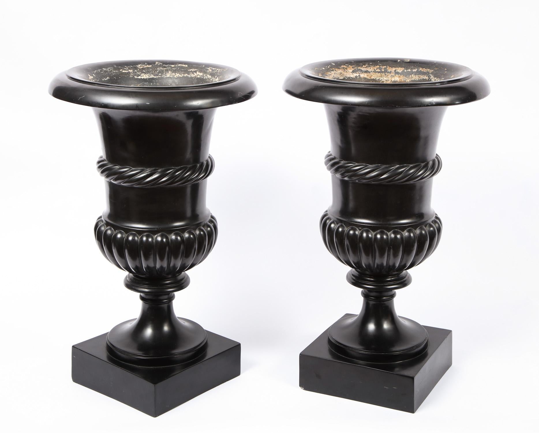 Paire de vases ou urnes en forme de campagne romaine néoclassique ancienne en Scagliola noire en vente 2