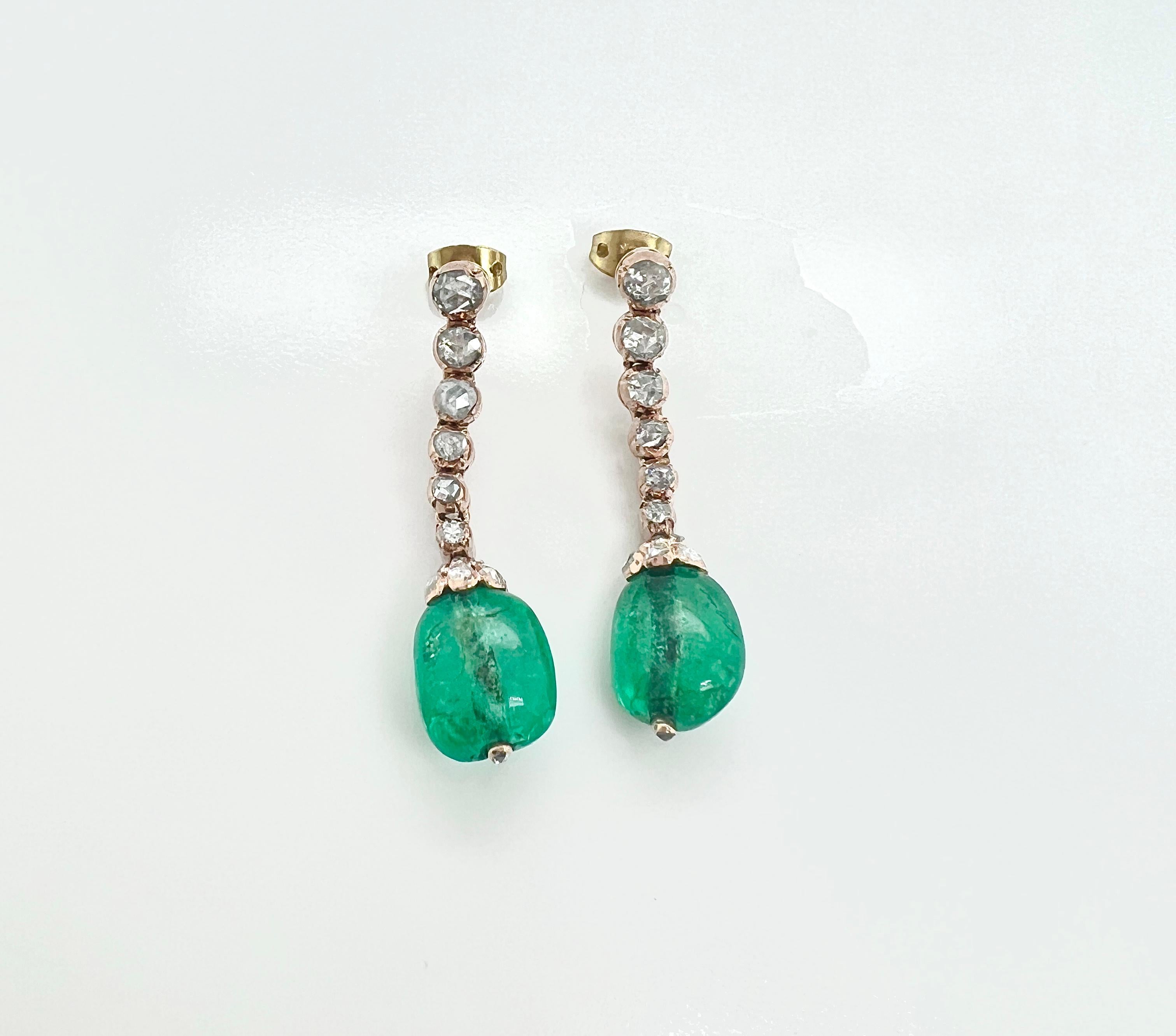 Coppia di orecchini pendenti in oro rosa antico, perle di smeraldo e diamanti

Dettaglio:
2 perle ovali di rubino ap. 10,8 x 9,3 x 6,6 mm. e 10,4 x 9,4 x 8,2 mm, diamanti taglio rosa, ap. 6,69 grammi

