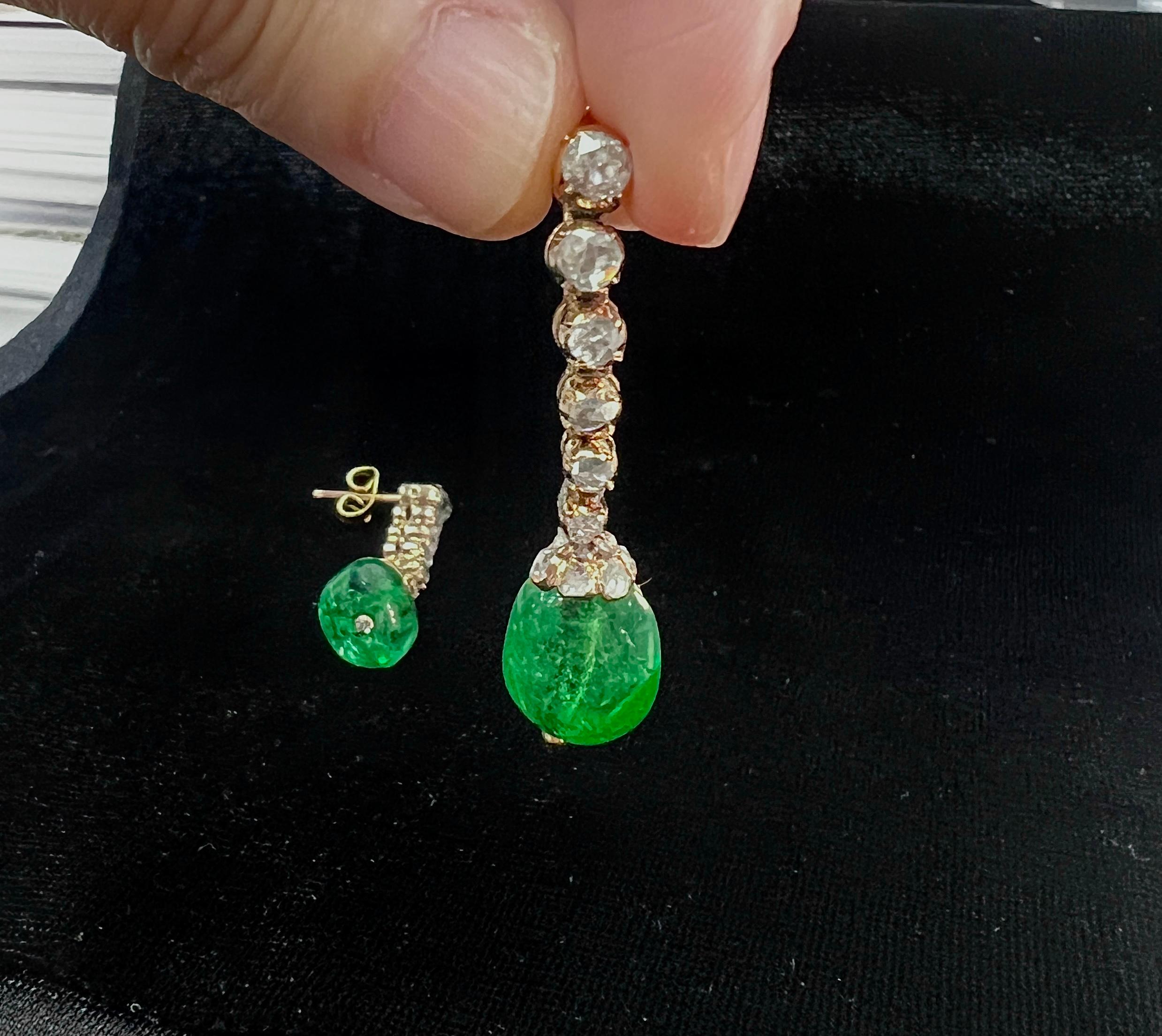 Coppia di orecchini pendenti in oro rosa antico, perle di smeraldo e diamanti In condizioni buone in vendita a New York, NY