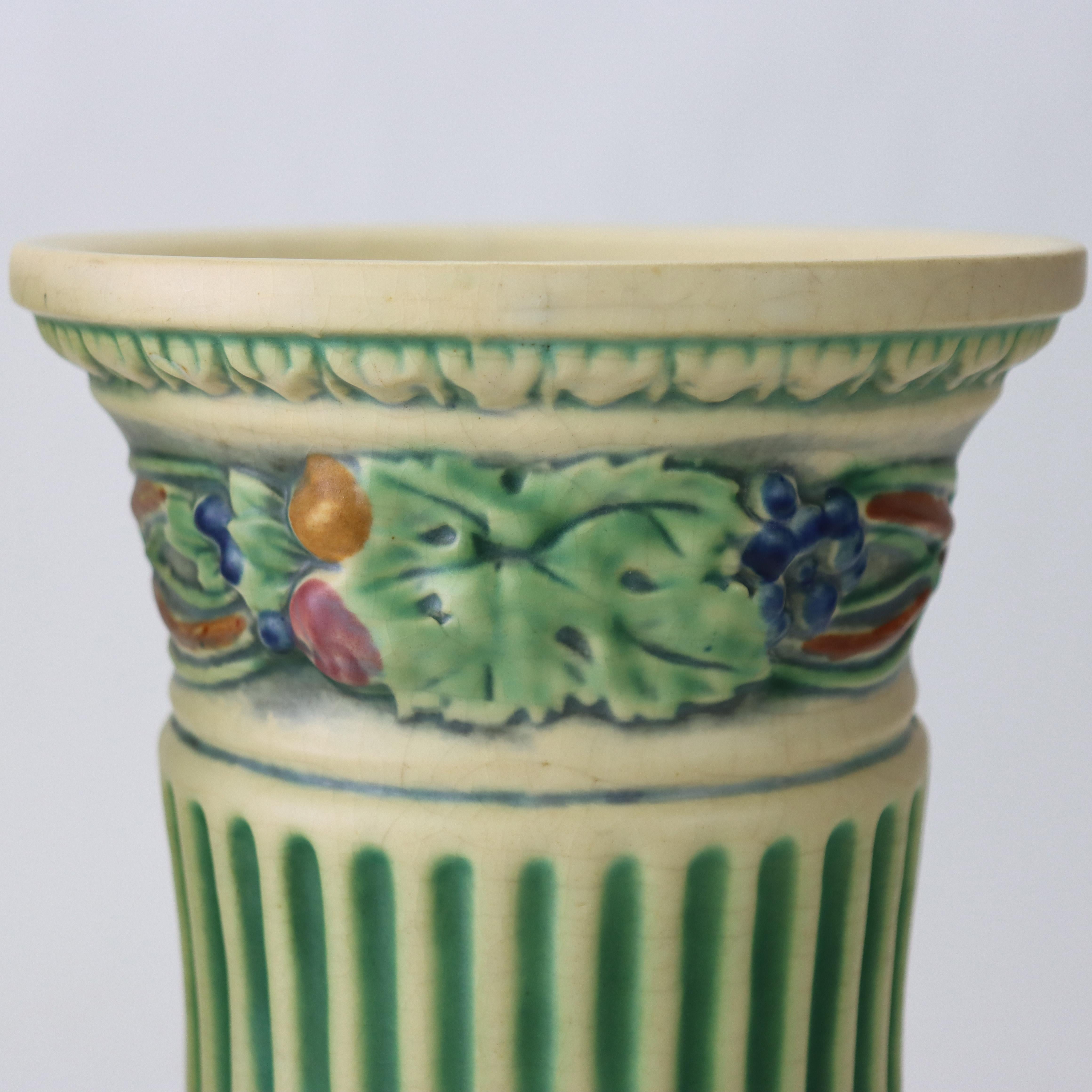 Paire de vases anciens en poterie d'art de Roseville à motif corinthien non signés C1930
Mesures - 12 1/2