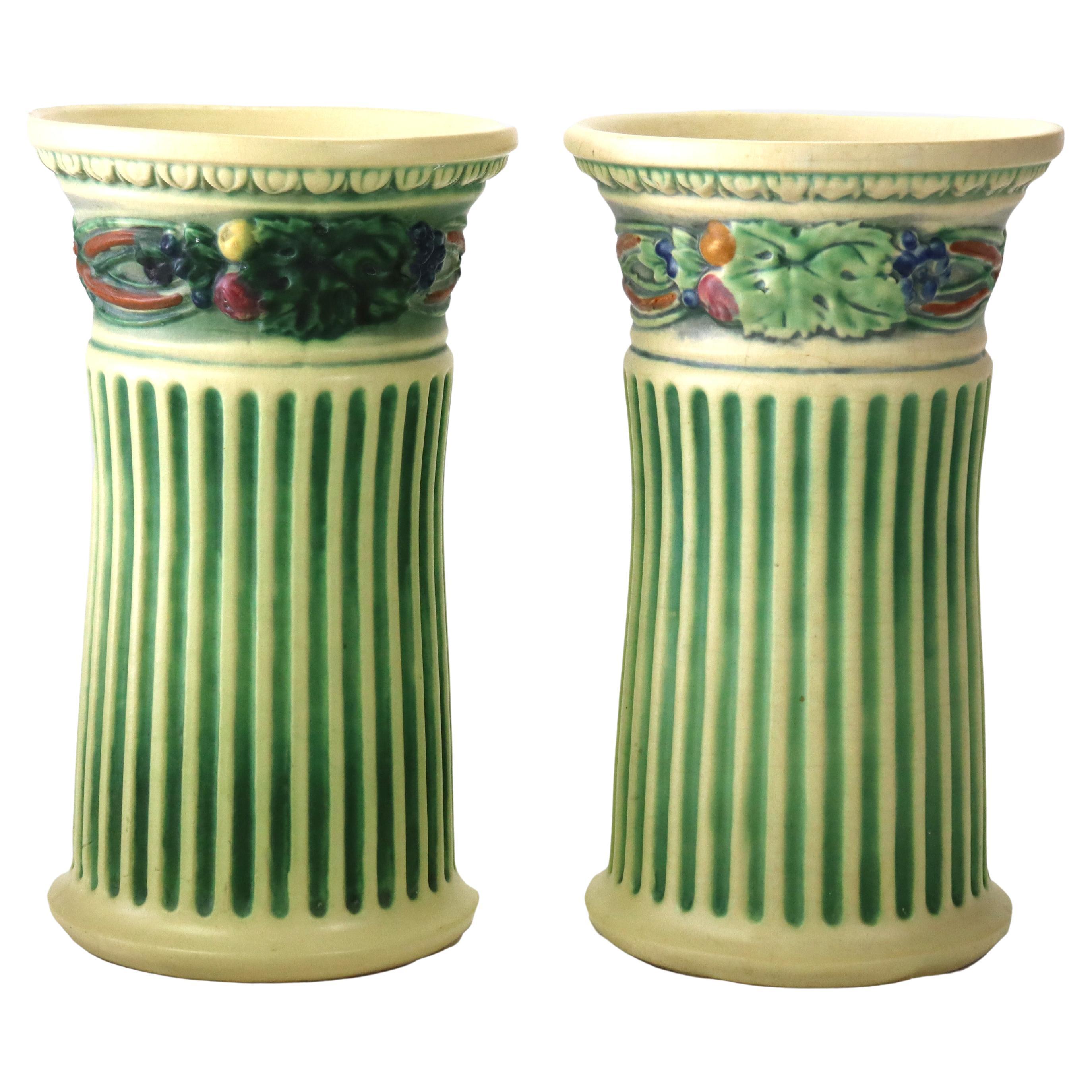 Paire de vases anciens en Roseville Art Pottery à motif corinthien c1930