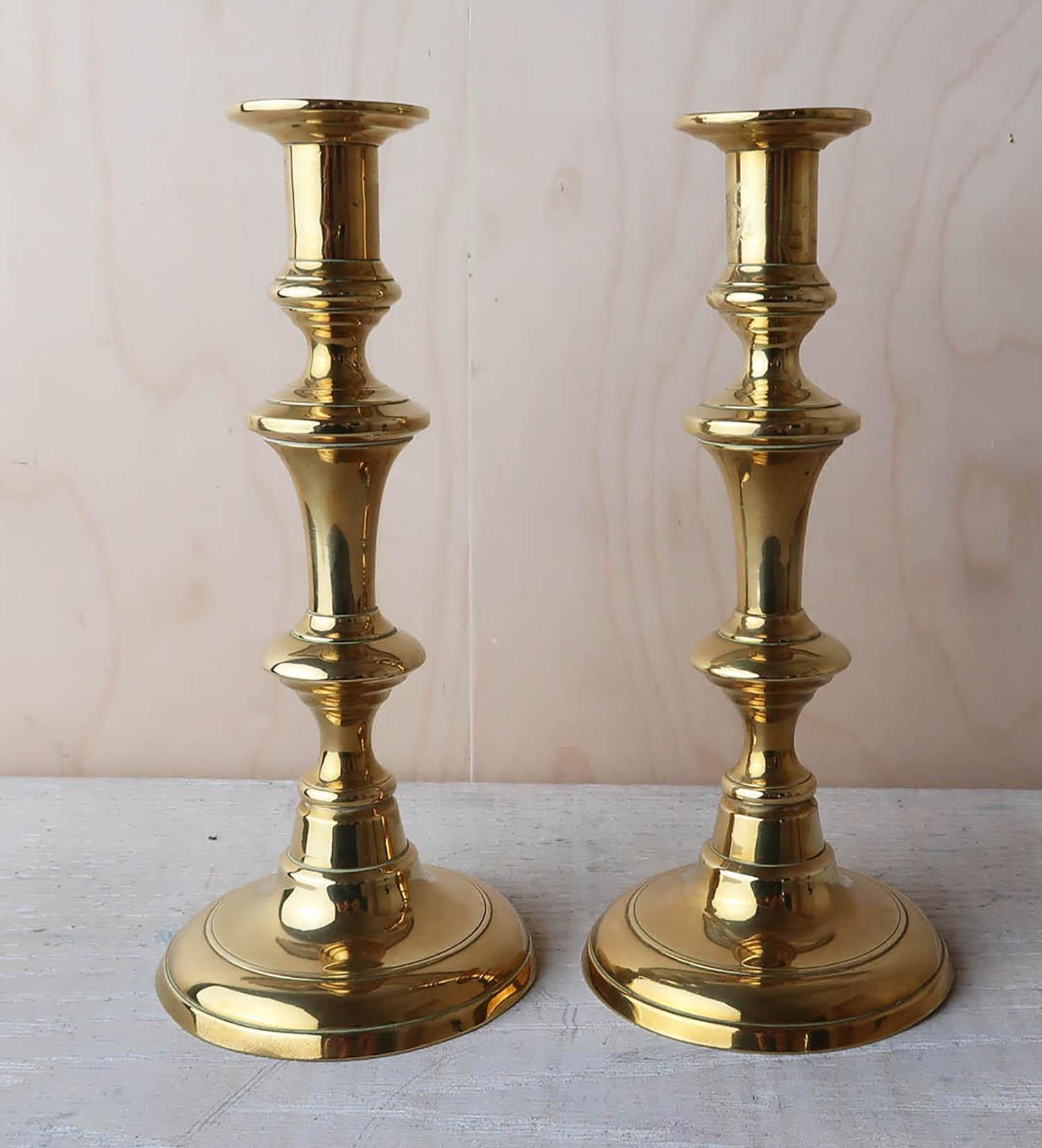 Nice pair of round base candlesticks.

Polished brass.

Good condition

