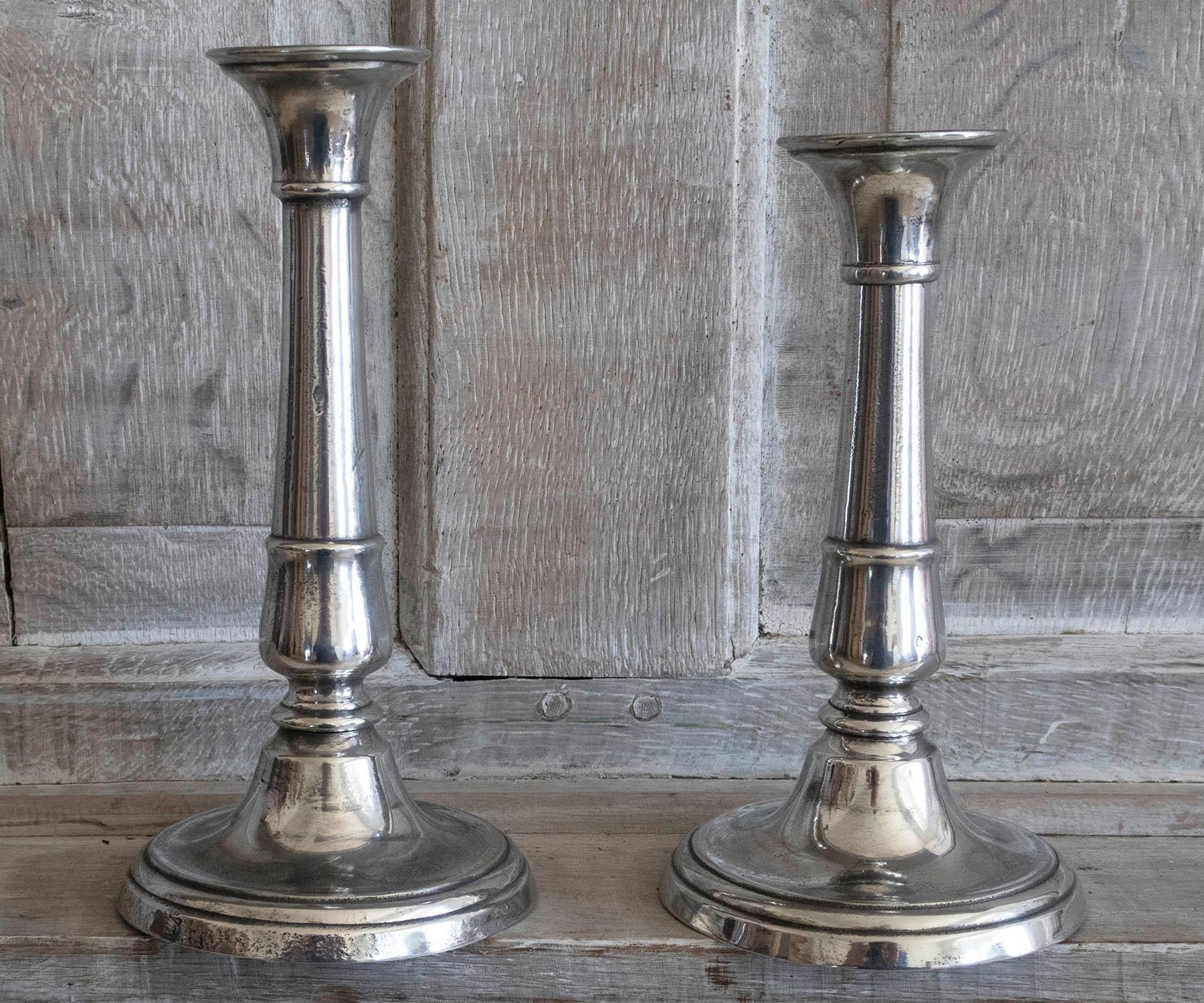 Nice near pair of Georgian round base candlesticks. One is slightly taller

English pewter. Probably London maker.

Good condition. 

The measurement given relates to the taller one.

