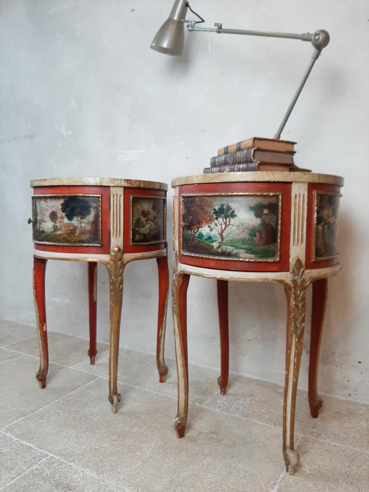 Pair of Antique Round Italian Bed Side Tables, with Hand Painted Scenes In Good Condition In Baambrugge, NL