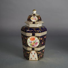 Pareja de antiguas urnas con tapa de porcelana Royal Crown Derby con decoración floral c1890