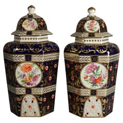 Pareja de antiguas urnas con tapa de porcelana Royal Crown Derby con decoración floral c1890