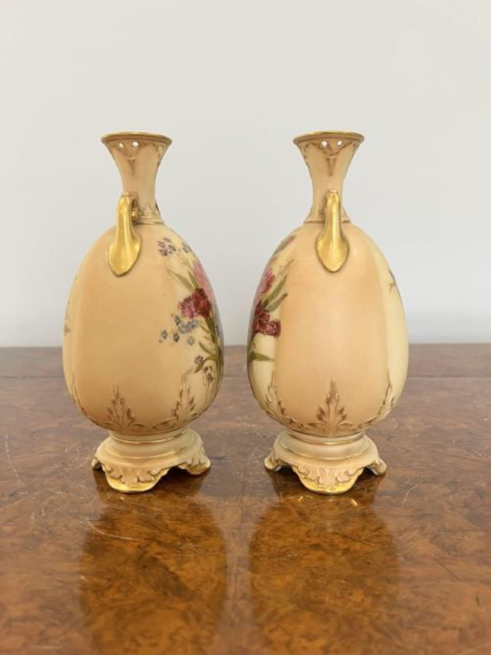 Paar antike Royal Worcester-Vasen (20. Jahrhundert) im Angebot