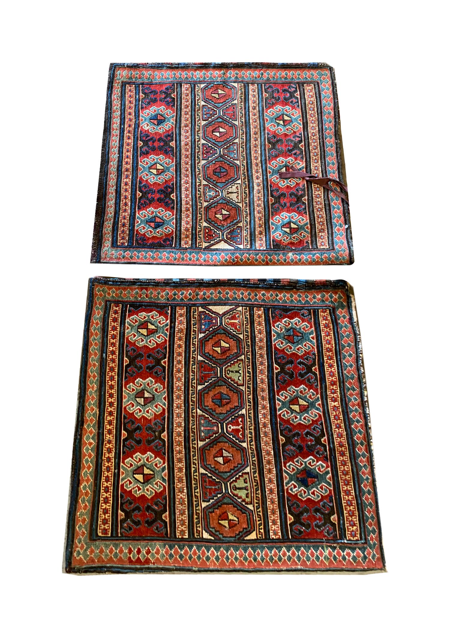 Diese handgewebten Kelim-Teppiche sind antike Stücke, die in den 1880er Jahren im aserbaidschanischen Moghan-Gebiet gewebt wurden. Das Design besteht aus einem dekorativen Streifenmuster, das mit verschlungenen Medaillons gewebt ist. In den Farben