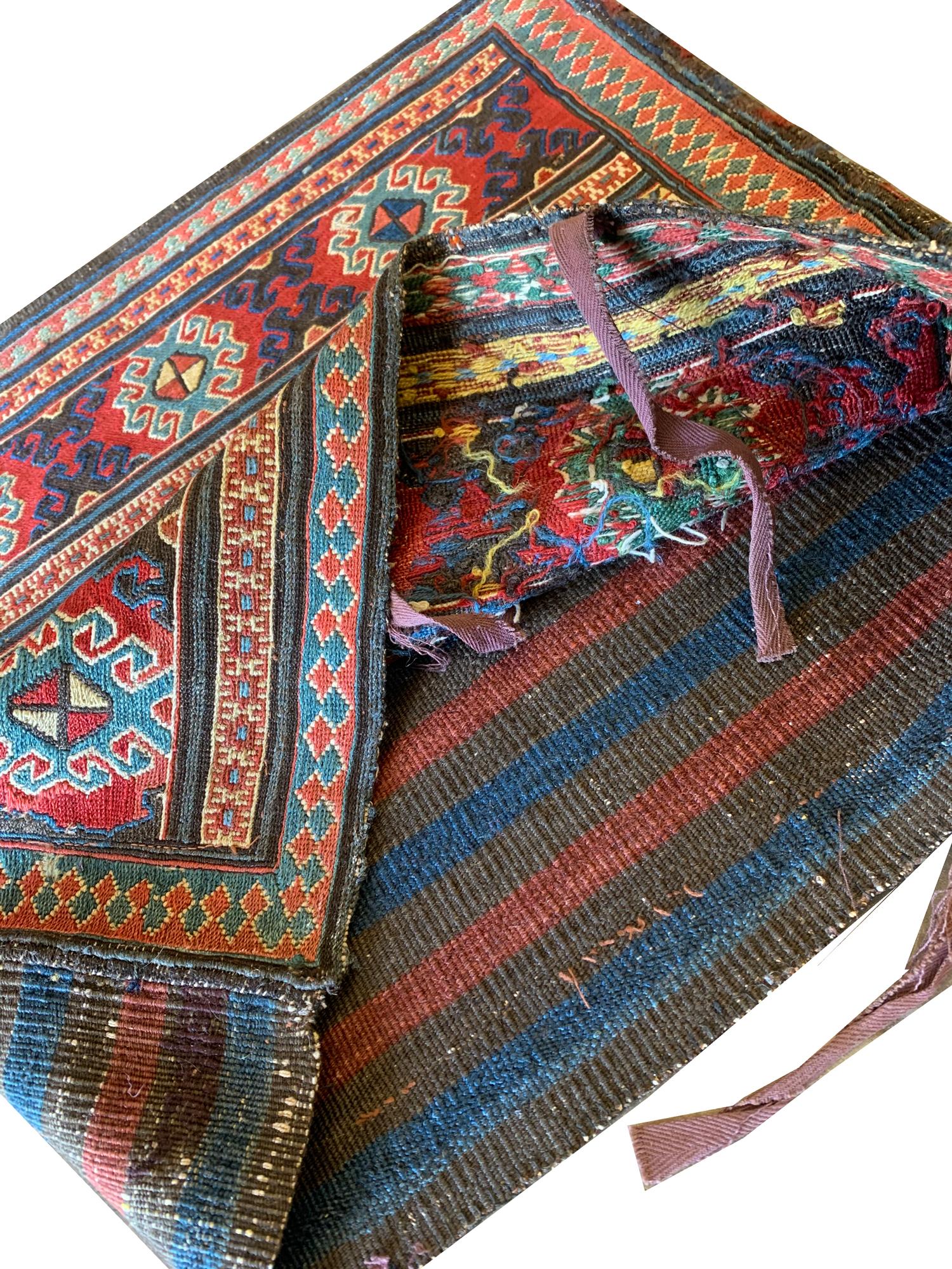 Paar Sammlerstücke antiker Teppiche, Kilims Orientalischer kaukasischer Wollteppich „Khorjin“ (19. Jahrhundert) im Angebot