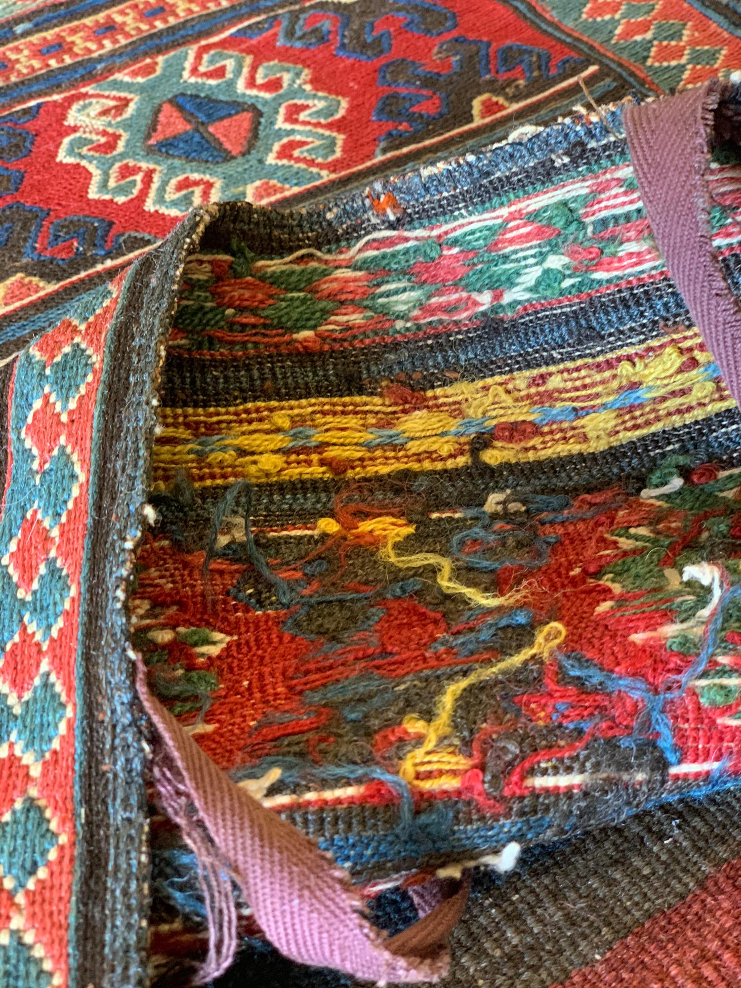 Paar Sammlerstücke antiker Teppiche, Kilims Orientalischer kaukasischer Wollteppich „Khorjin“ (Wolle) im Angebot