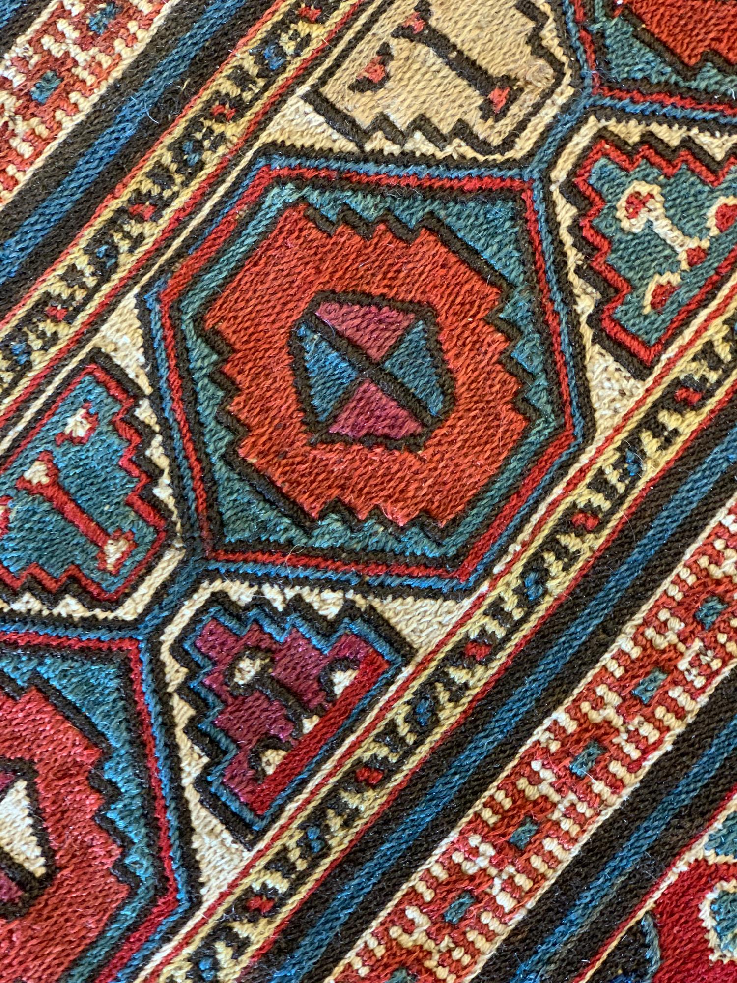 Paar Sammlerstücke antiker Teppiche, Kilims Orientalischer kaukasischer Wollteppich „Khorjin“ (Pflanzlich gefärbt) im Angebot