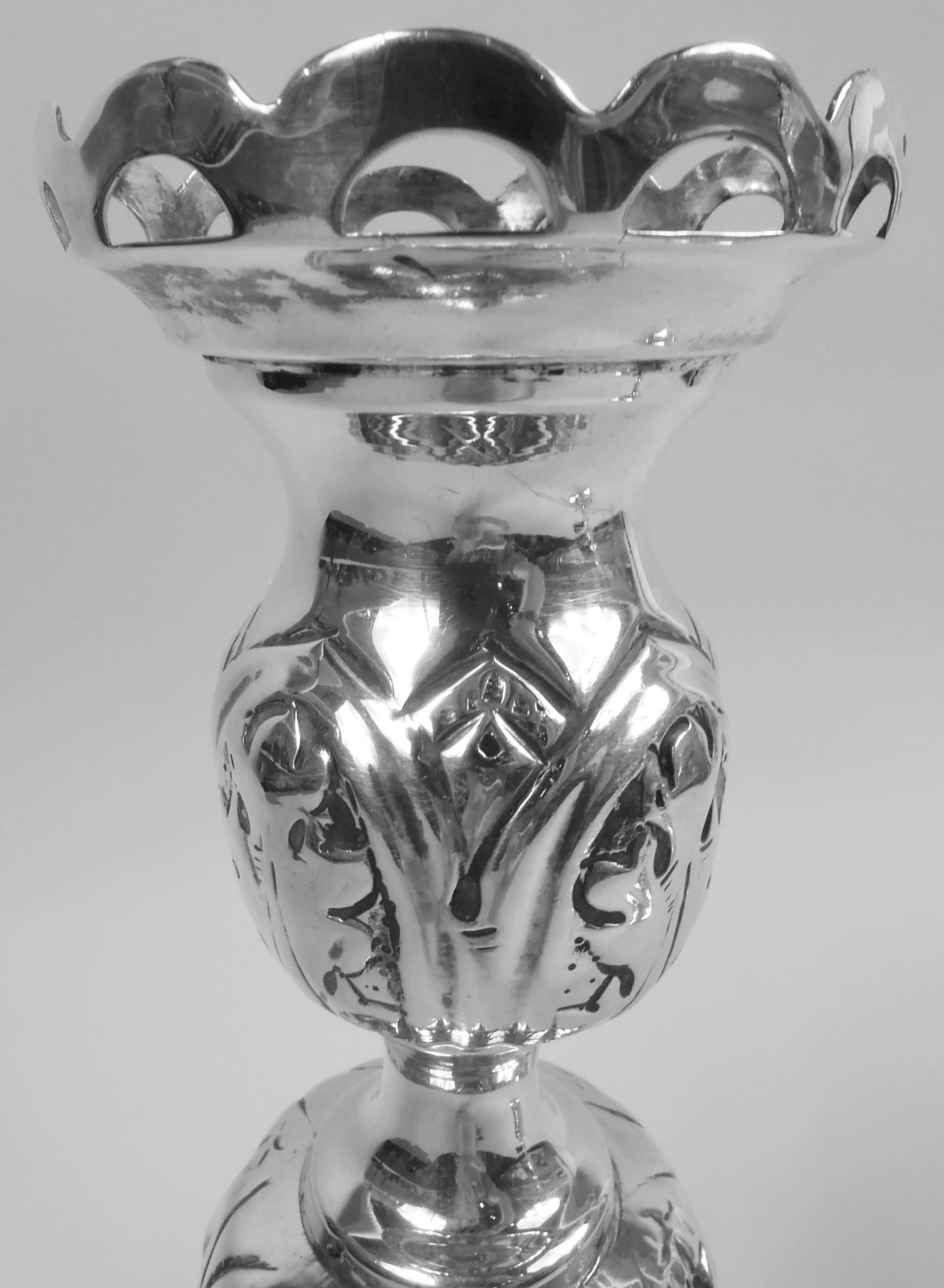 Paar antike russische klassische silberne Kerzenständer aus Silber   (Russisch) im Angebot
