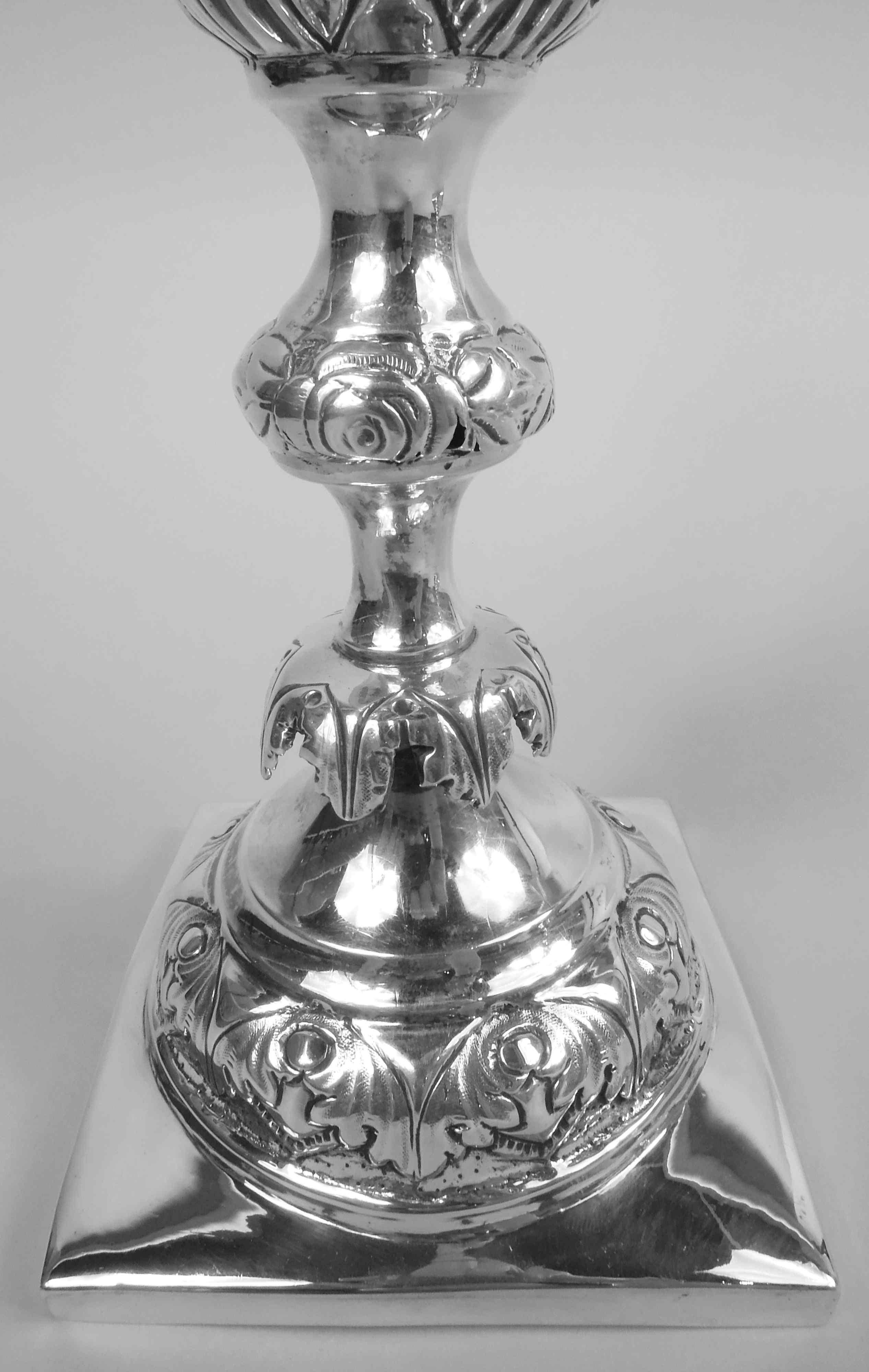 Paar antike russische klassische silberne Kerzenständer aus Silber   (19. Jahrhundert) im Angebot