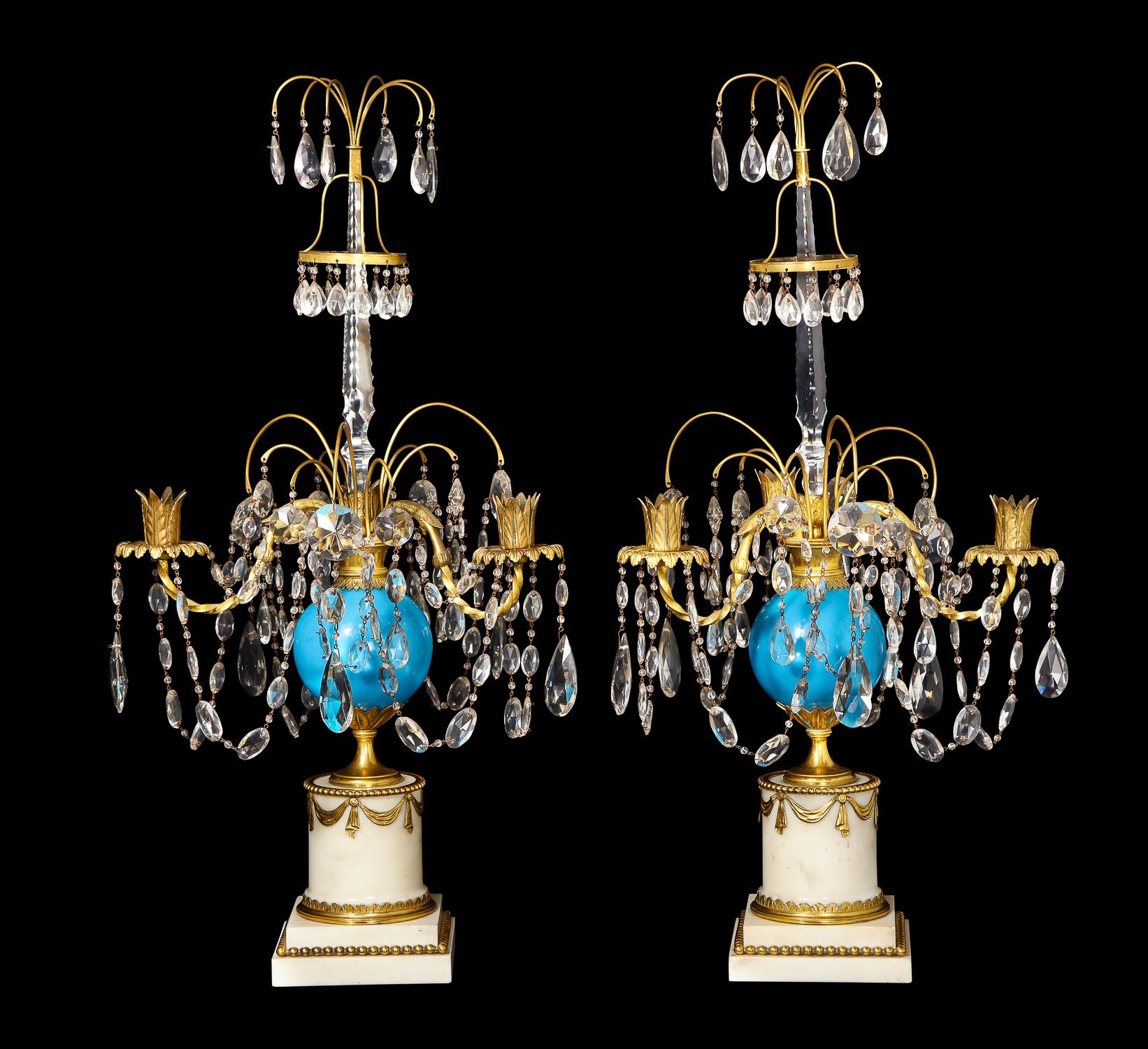 Ein Paar exquisiter antiker russischer neoklassischer Kandelaber aus vergoldeter Bronze, blauem Opalglas, geschliffenem Kristall und weißem Marmor, die mit einer zentralen Kugel aus blauem Opalglas, Ketten aus geschliffenem Kristall und vergoldeten