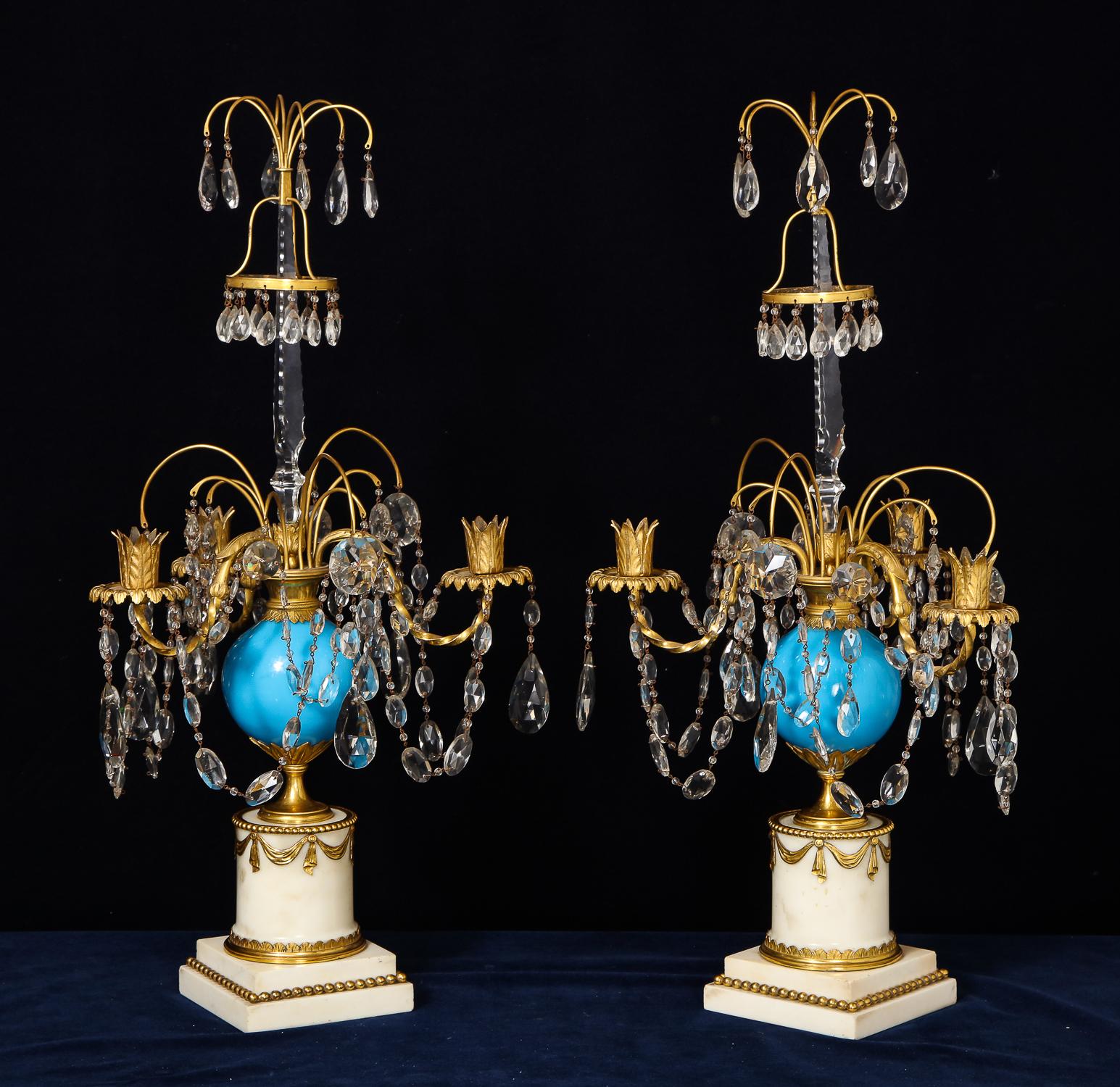 Paar antike russische neoklassizistische Kandelaber aus vergoldeter Bronze und Opalglas (Neoklassisch) im Angebot