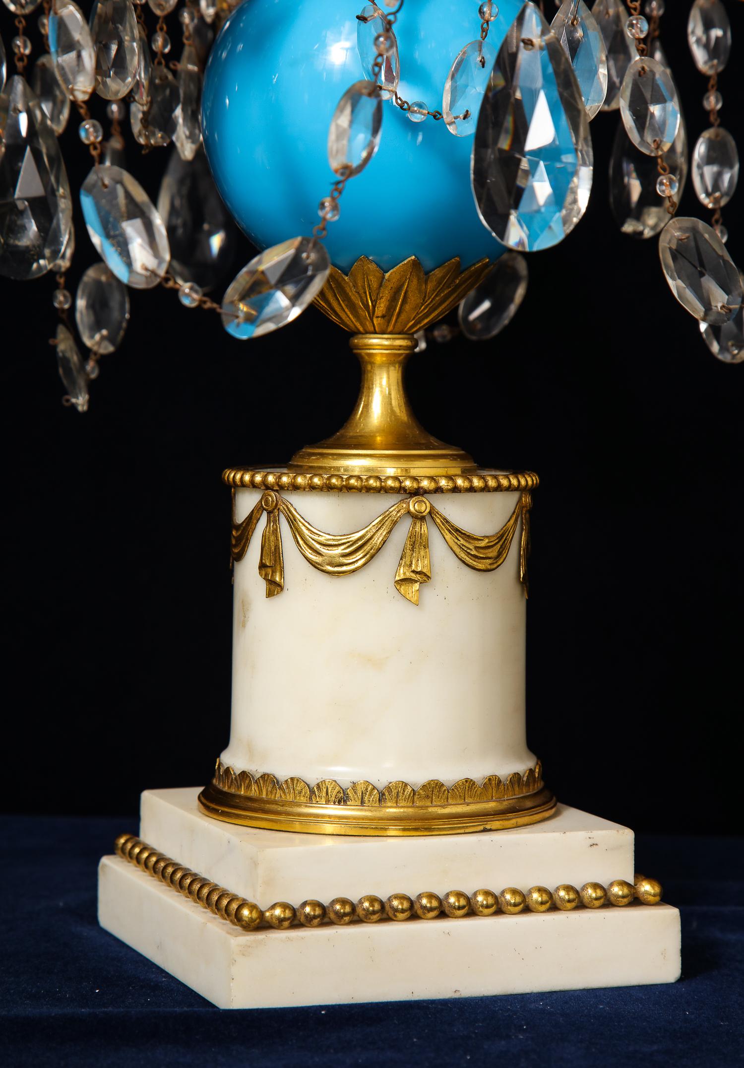 Fait main Paire de candélabres russes anciens de style néoclassique en bronze doré et verre opalin en vente
