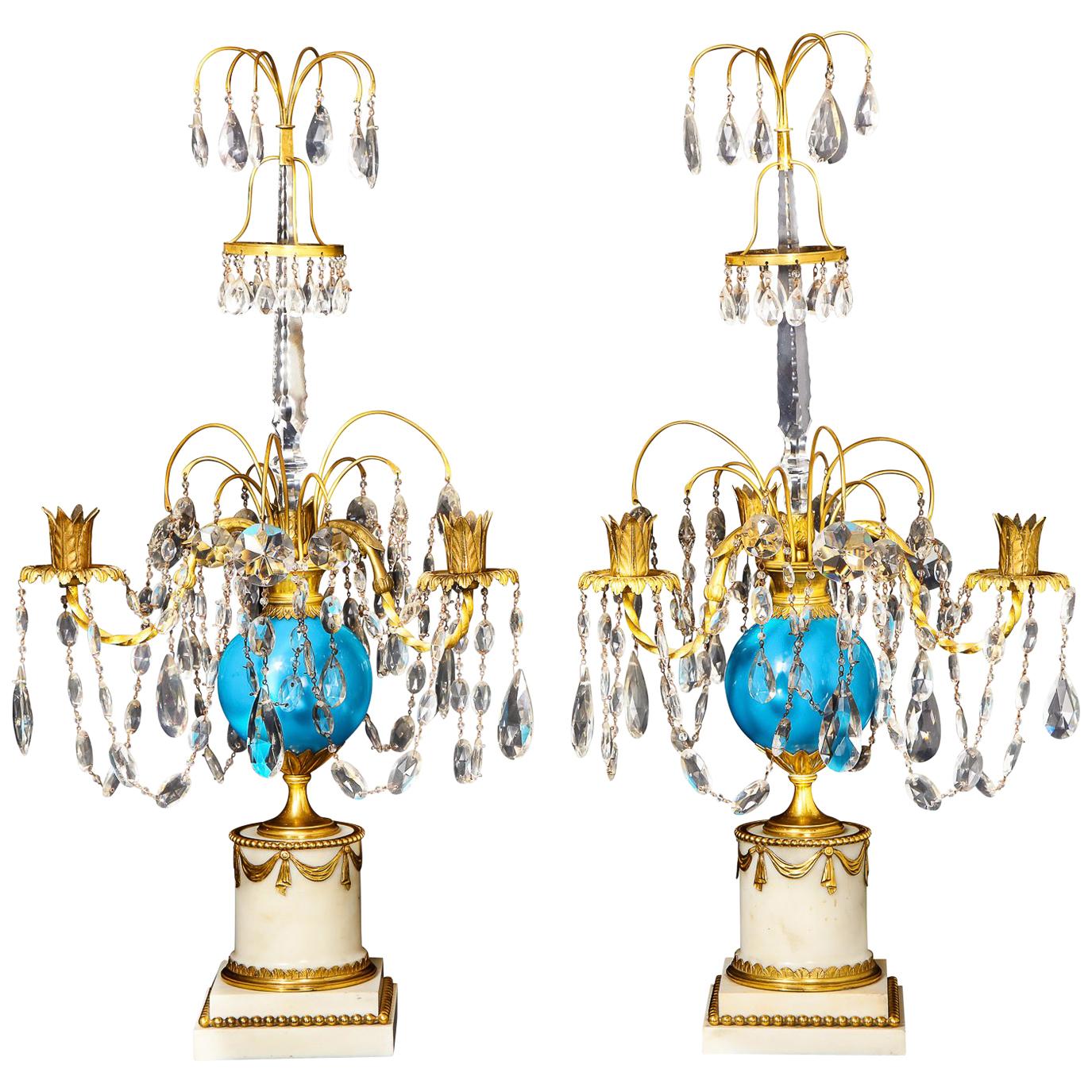 Paar antike russische neoklassizistische Kandelaber aus vergoldeter Bronze und Opalglas im Angebot