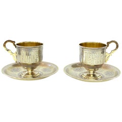 Paire de tasses à assiettes et soucoupes de service russes anciennes en argent vermeil gravé à la main