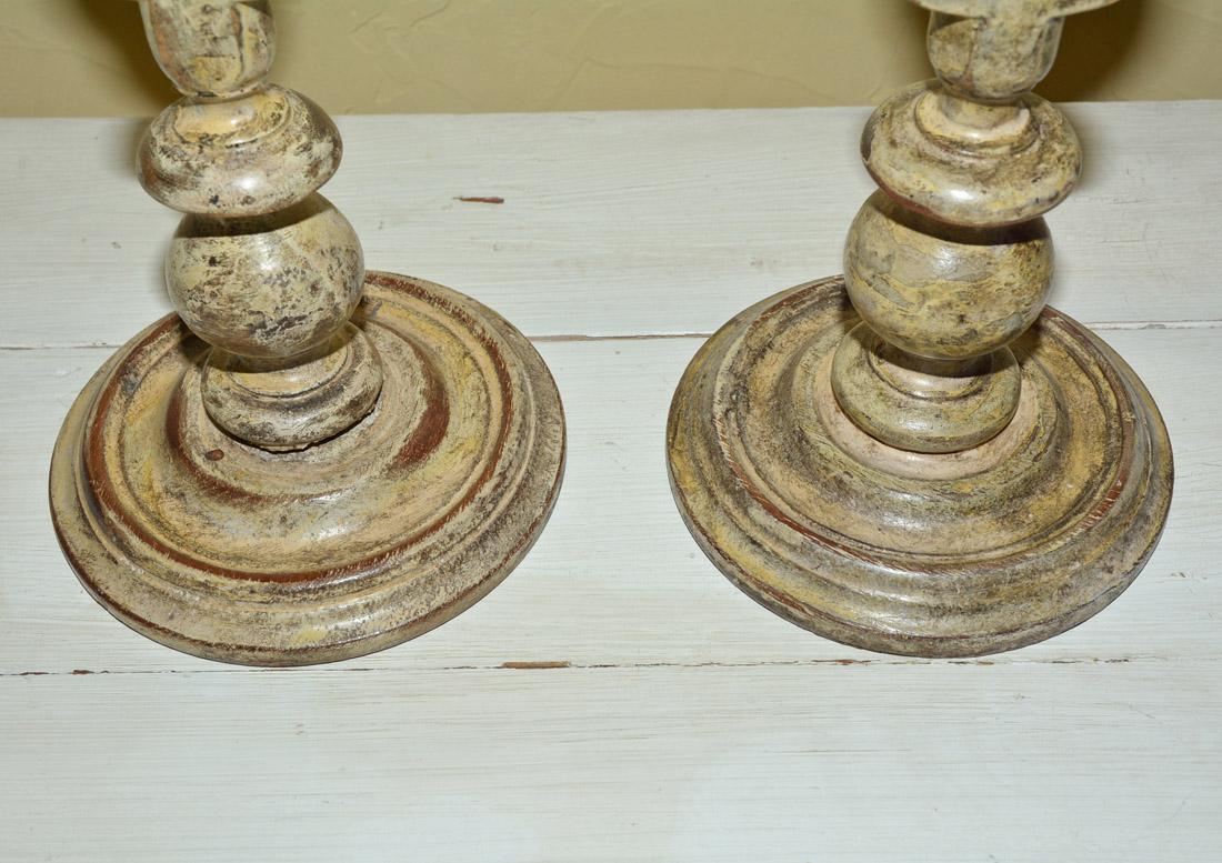 Paar antike rustikale Kerzenständer aus gedrechseltem Holz (Land) im Angebot