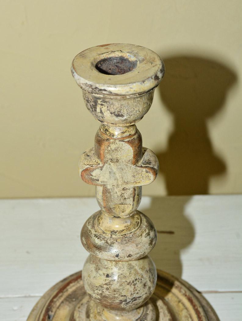 Country Paire d'anciens bougeoirs rustiques en bois tourné