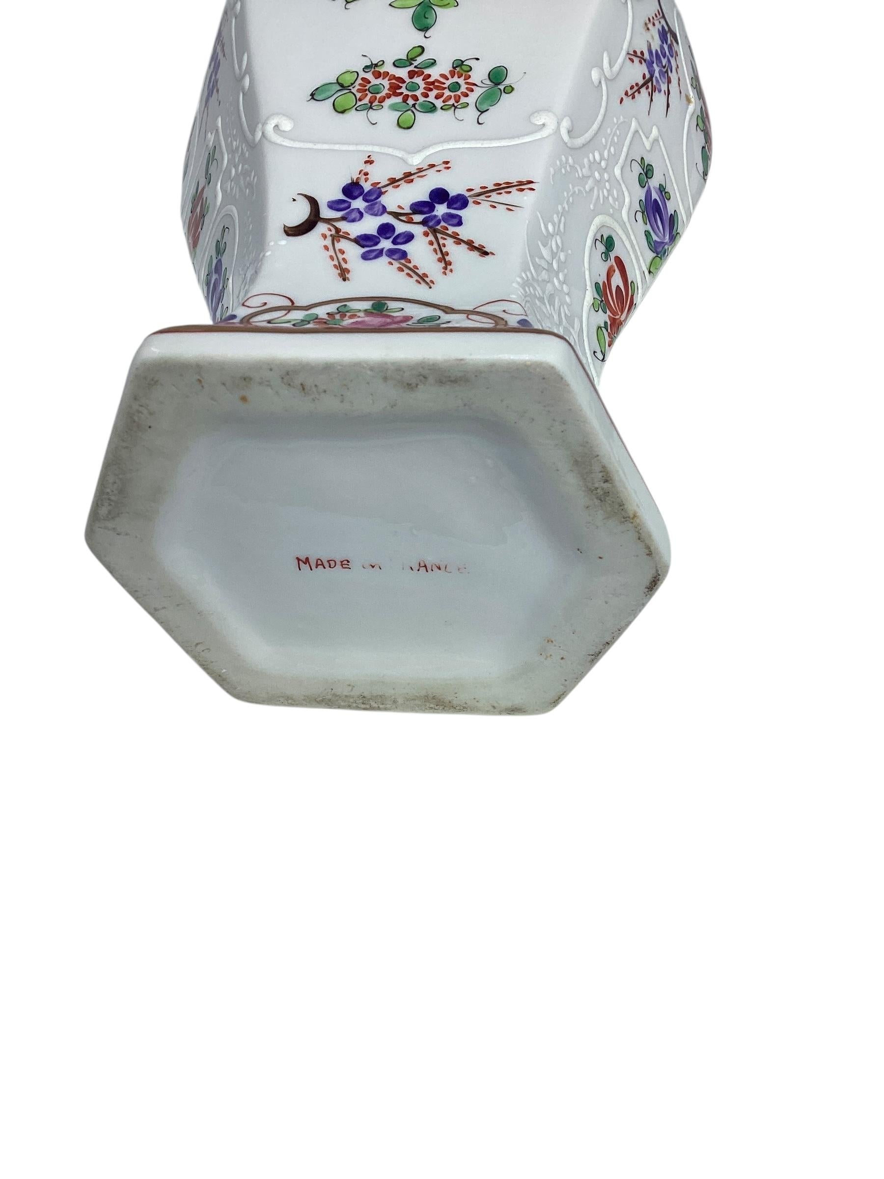 Coppia di vasi Famille Rose altamente decorativi, dipinti nella tipica tavolozza con foglie, fiori con 
