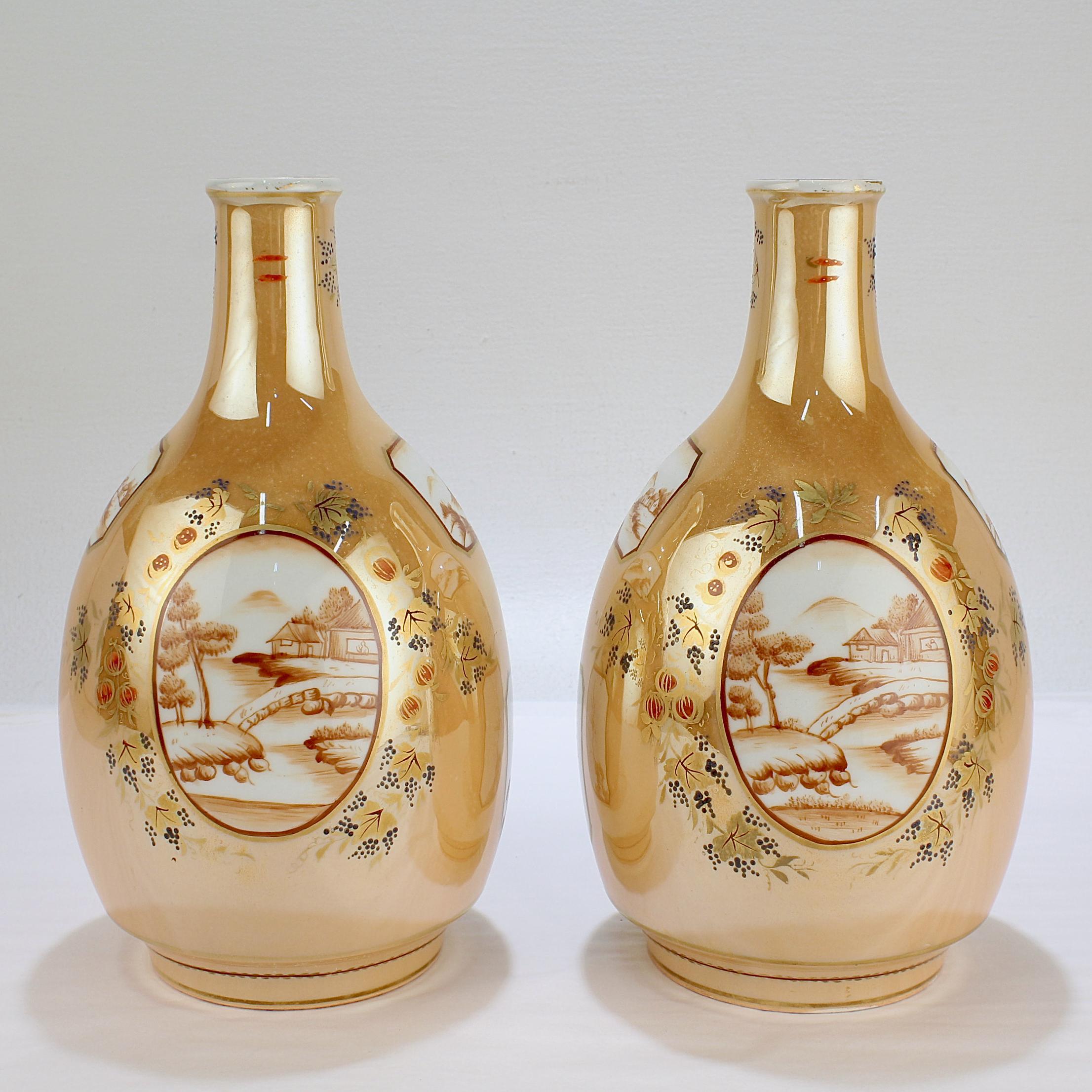 Français Paire de vases bouteilles anciens en porcelaine de Samson de style exportation chinoise en vente
