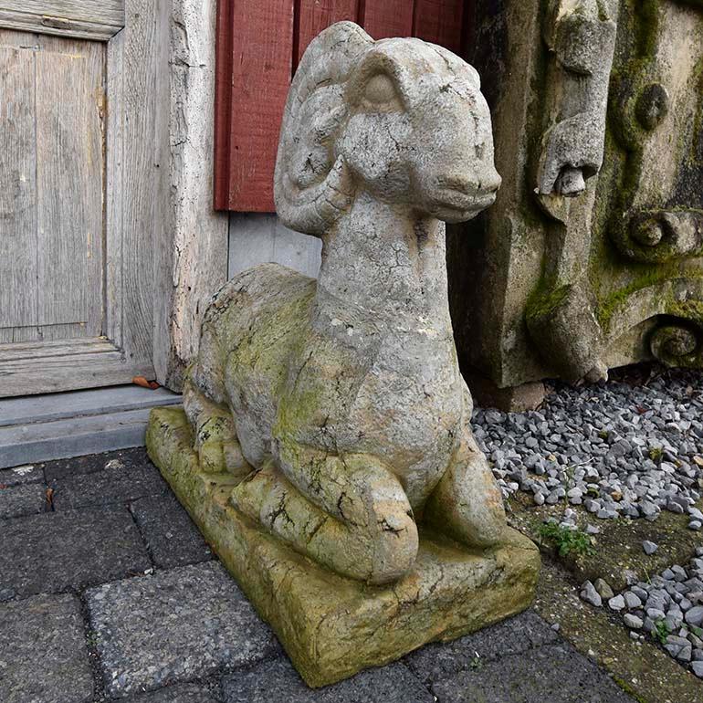 Einzigartiges Ziegenpaar aus Sandstein erholt sich 
aus einem Herrenhaus in Frankreich in der Nähe von Paris.