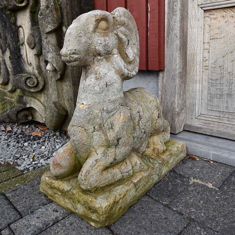 Zwei antike Ziegenstatuen aus Sandstein aus dem 19. Jahrhundert im Zustand „Relativ gut“ in Udenhout, NL