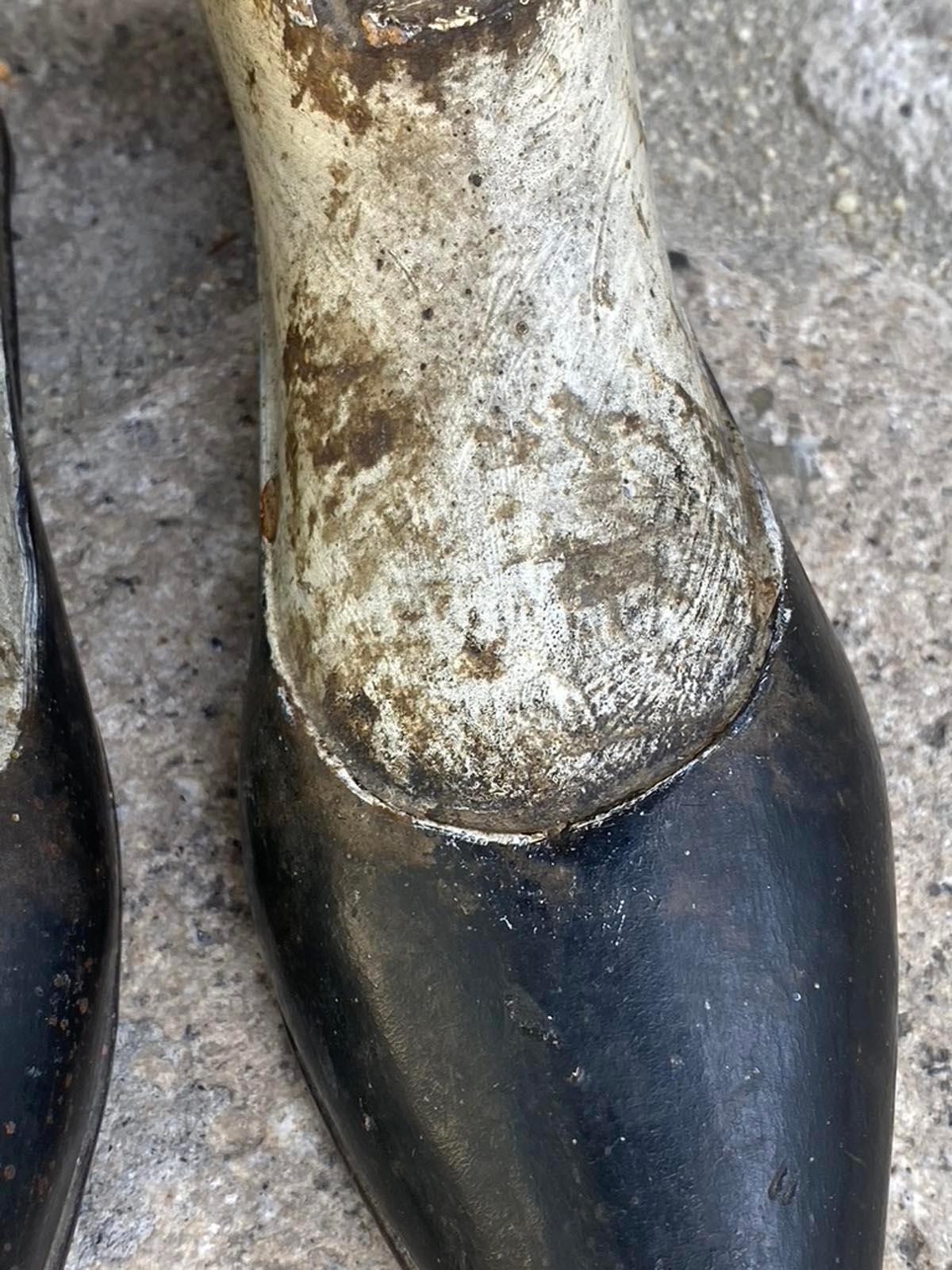 Ein Paar polychrome Holzschuhe, die ursprünglich an einer großen Santa Virgen-Figur aus Guatemala befestigt waren. Die Schuhe sind fein geschnitzt mit spitzen Zehen und schwarz bemalt, mit Resten von weißer Polychromie auf den oberen Bereichen