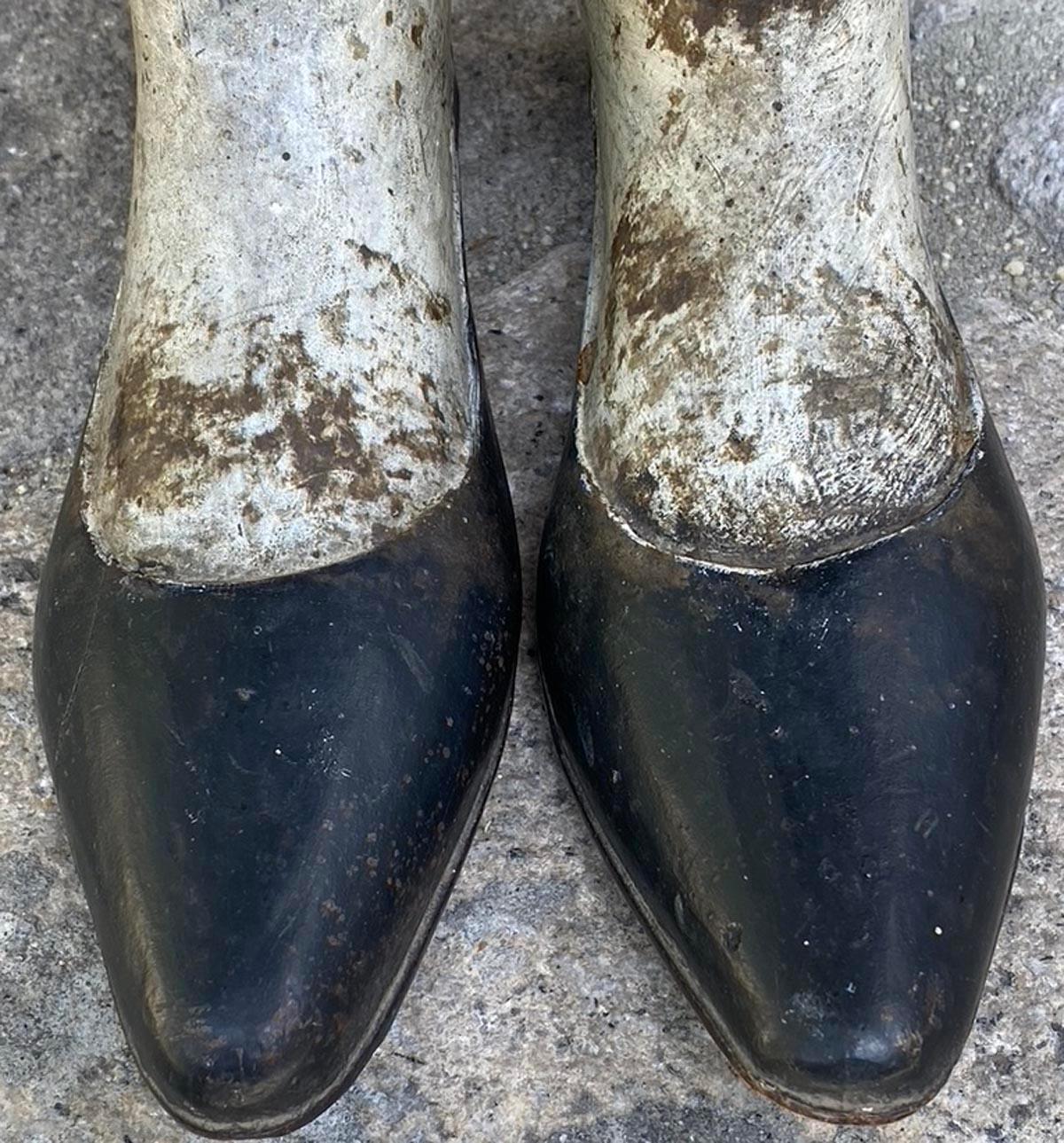 Paar antike Santa Virgin Schuhe (Guatemaltekisch) im Angebot