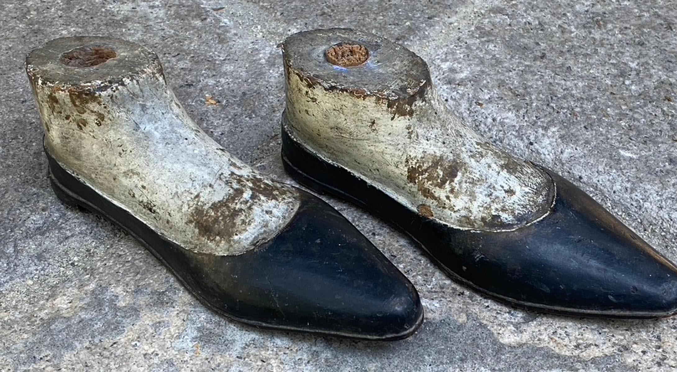Paar antike Santa Virgin Schuhe (19. Jahrhundert) im Angebot