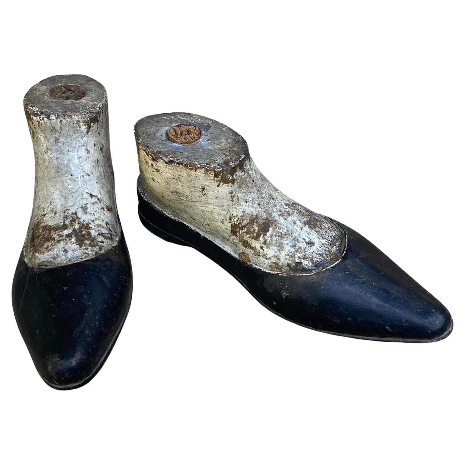 Paar antike Santa Virgin Schuhe im Angebot