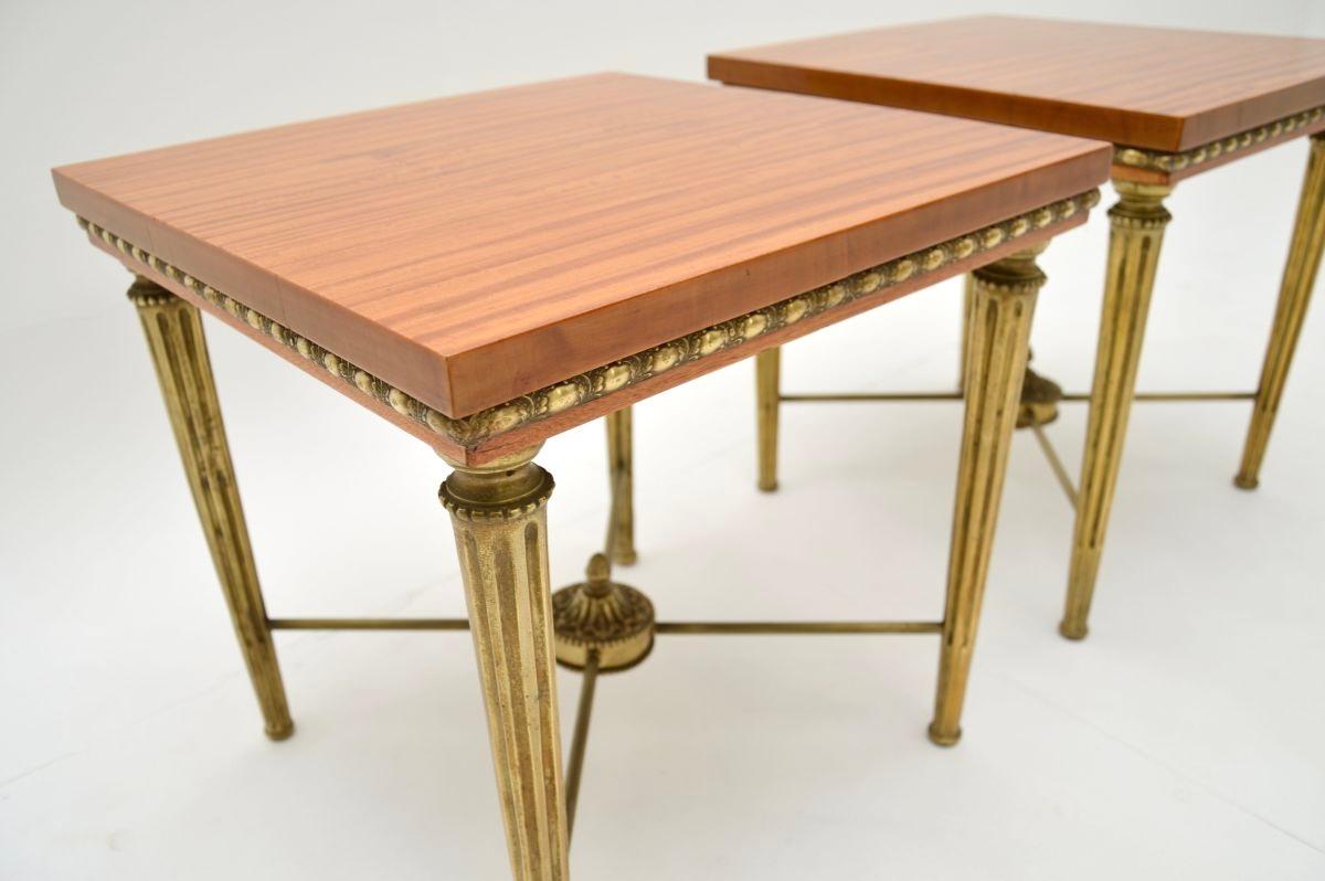 Pareja de mesas auxiliares antiguas de madera satinada y latón principios del siglo XX en venta
